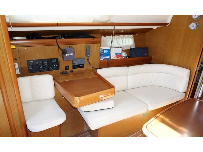 Nomad Sun Odyssey 39i amarrado en Preveza Main Port