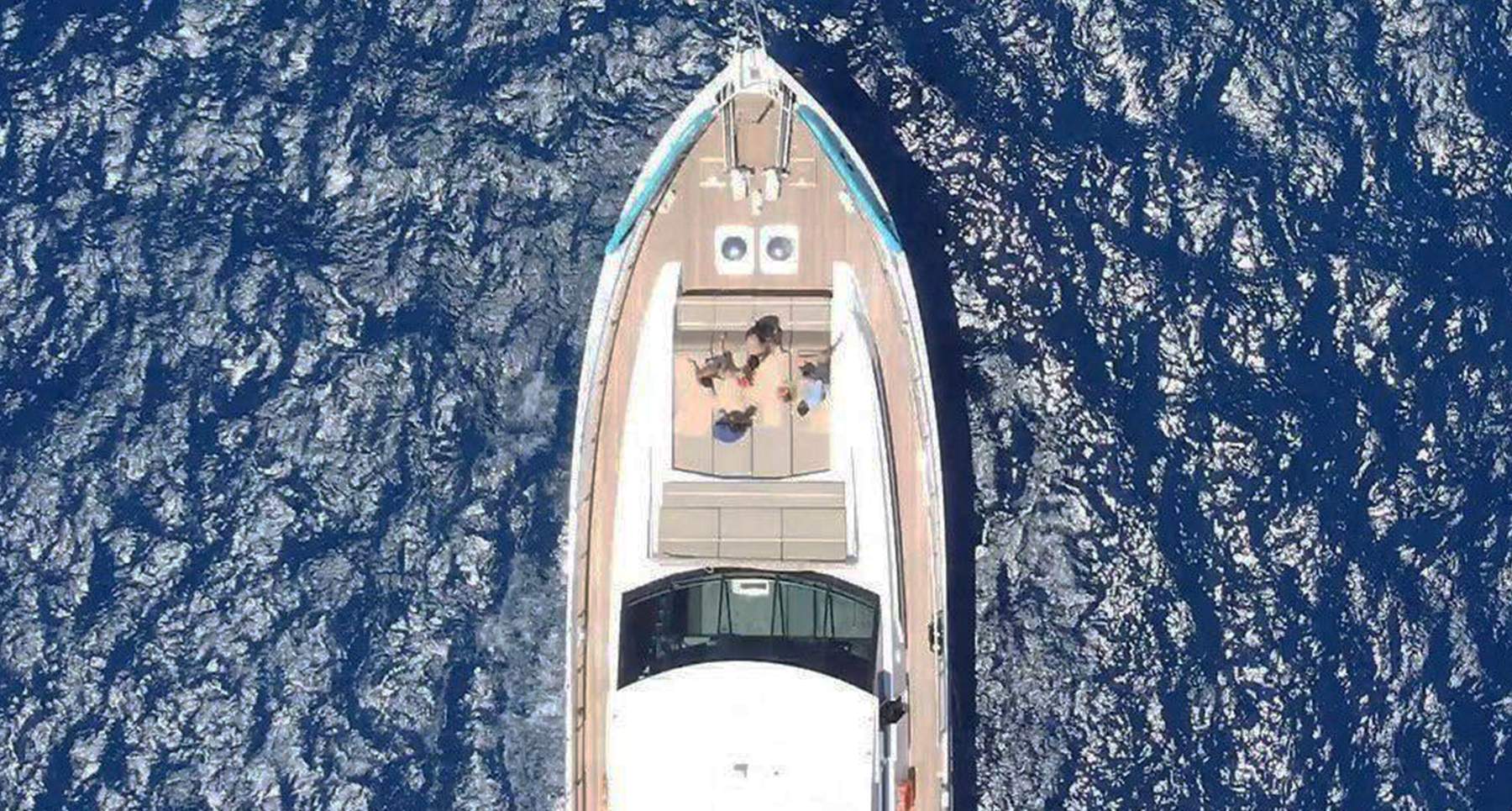 Lady Mirto Motoryacht біля причалу Ornos bay