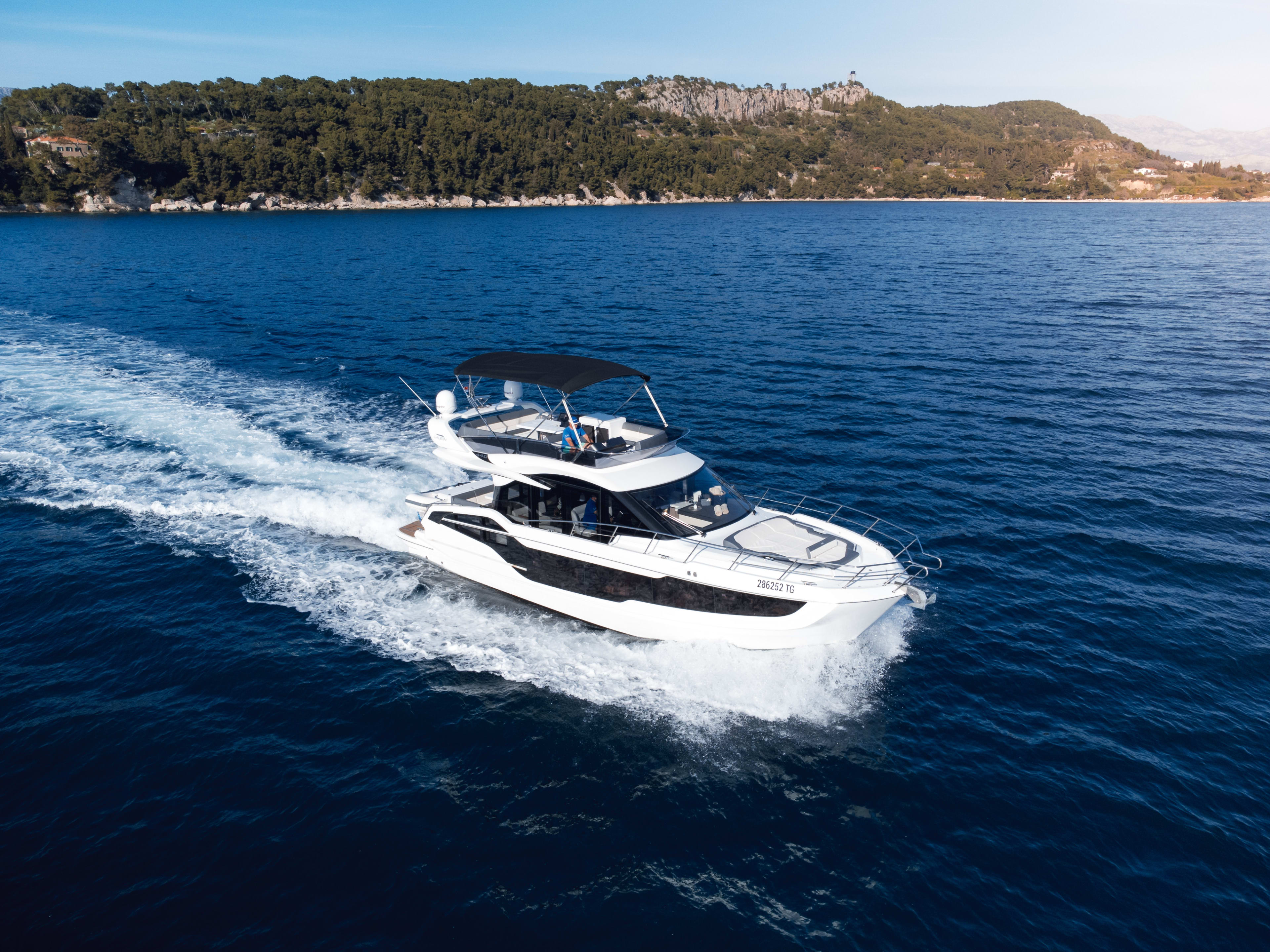 Premium Galeon 440 Fly біля причалу Seget Donji / Marina Baotić