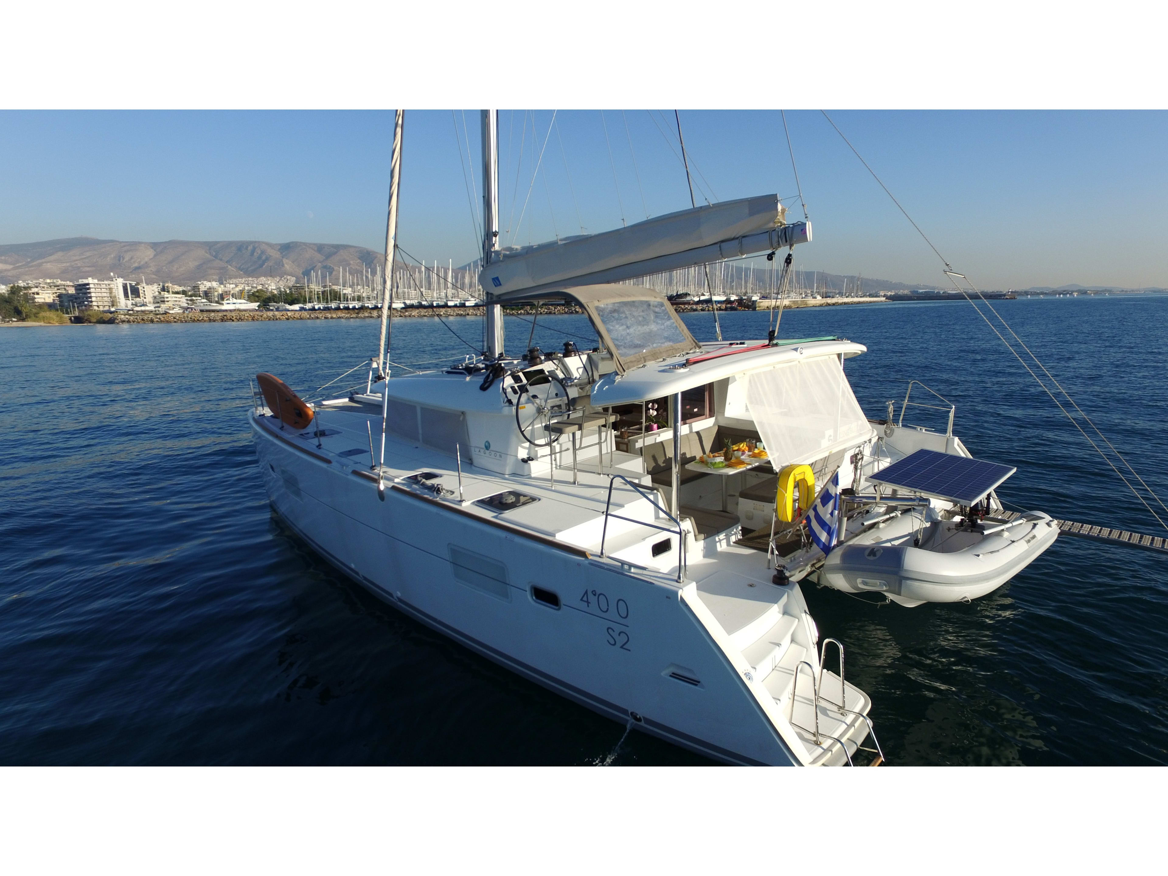 Sailing Blue 4 - Refit 2021 Lagoon 400 S2 біля причалу Athens / Alimos Marina