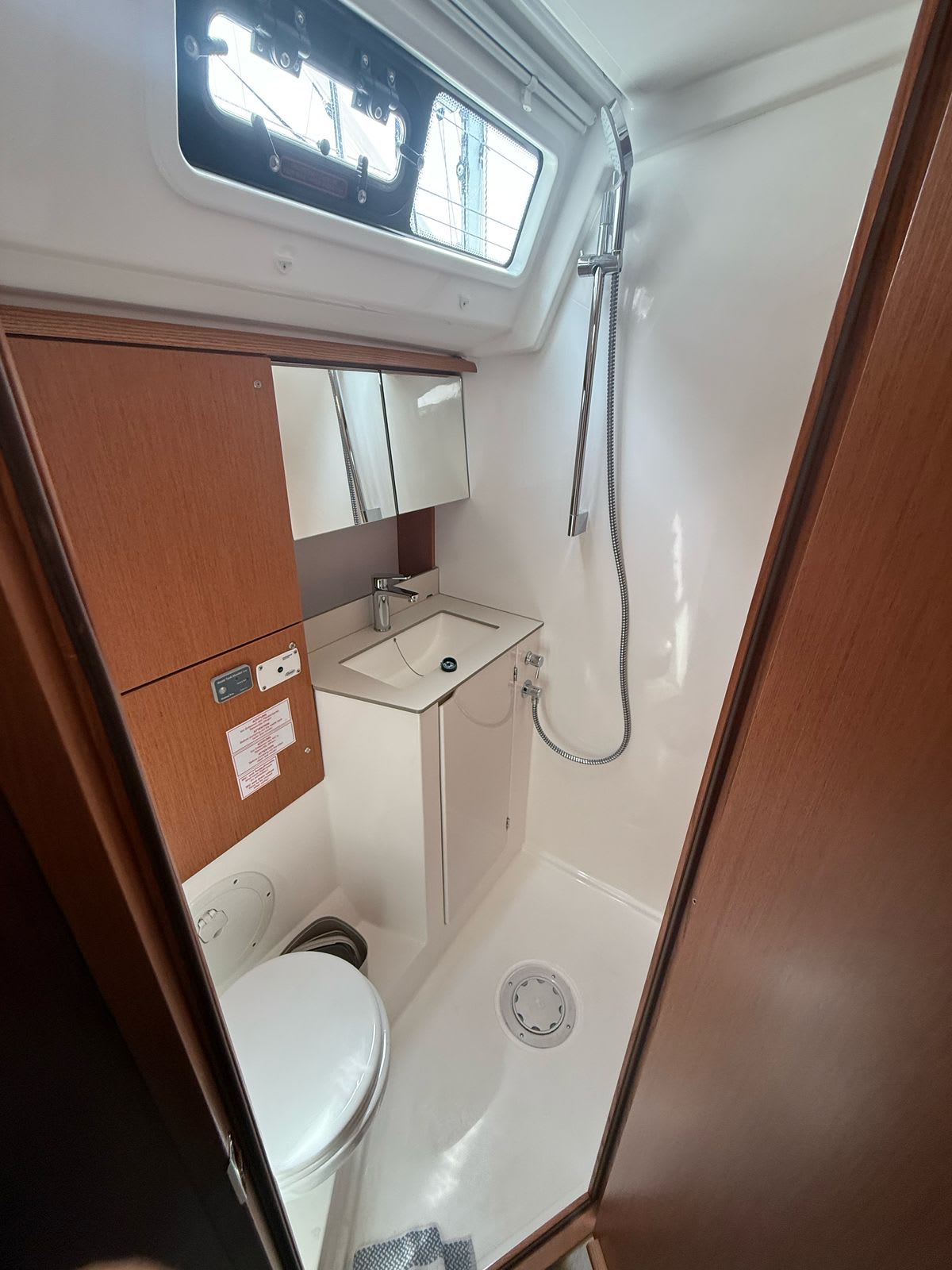 Bavaria C46 біля причалу Preveza Marina