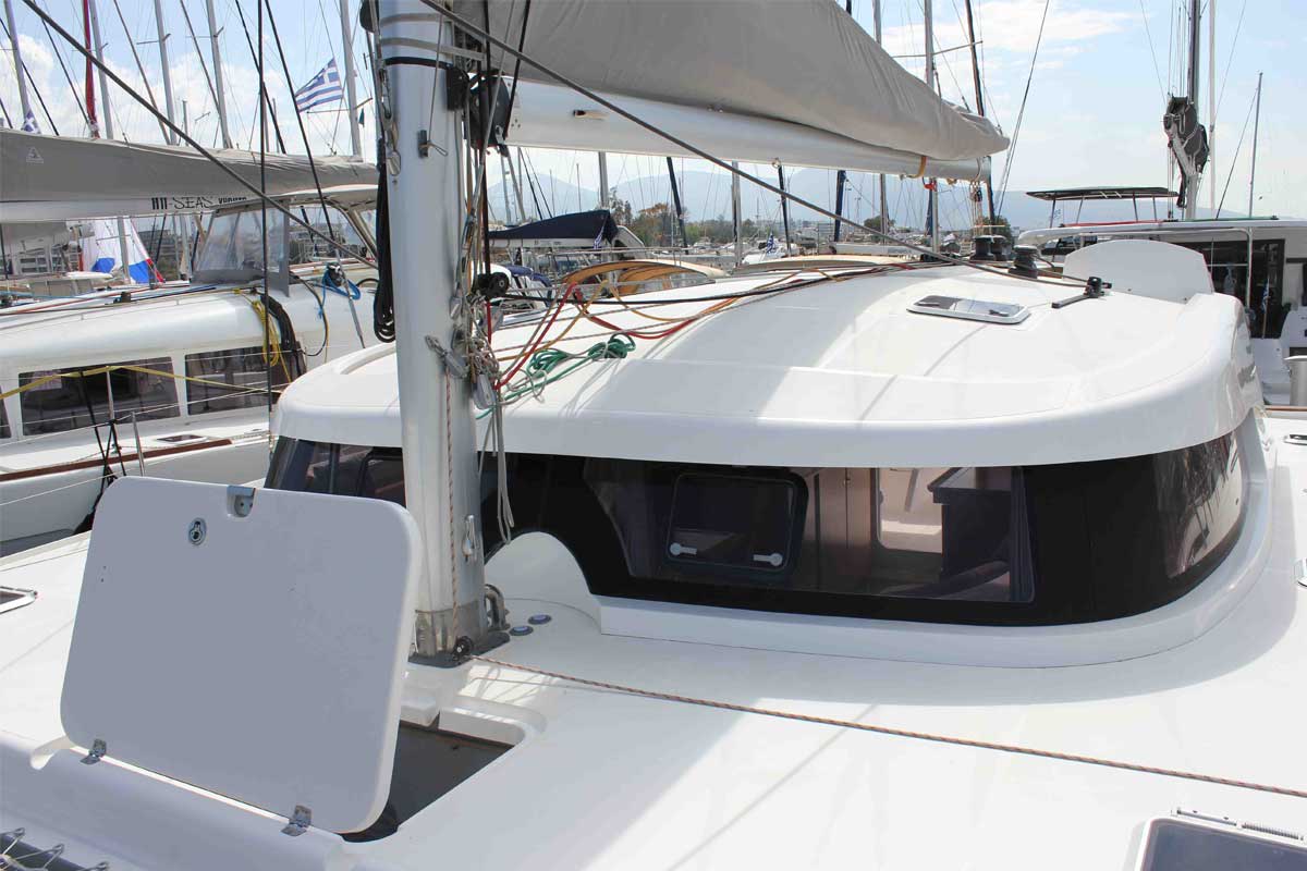 Starlight Nautitech 441 vor Anker in Athens / Alimos Marina