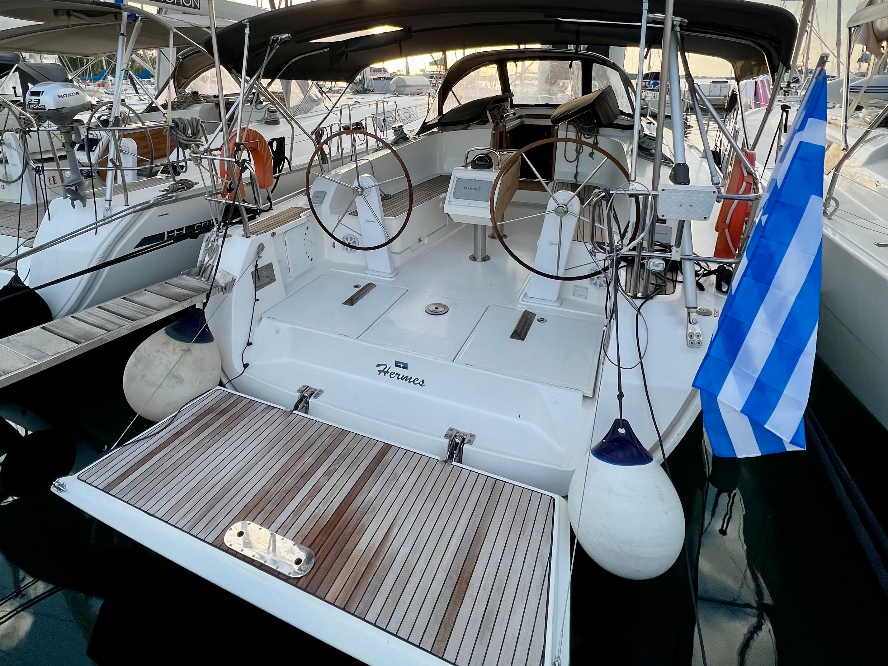 Hermes Bavaria 41 біля причалу Marina Kos