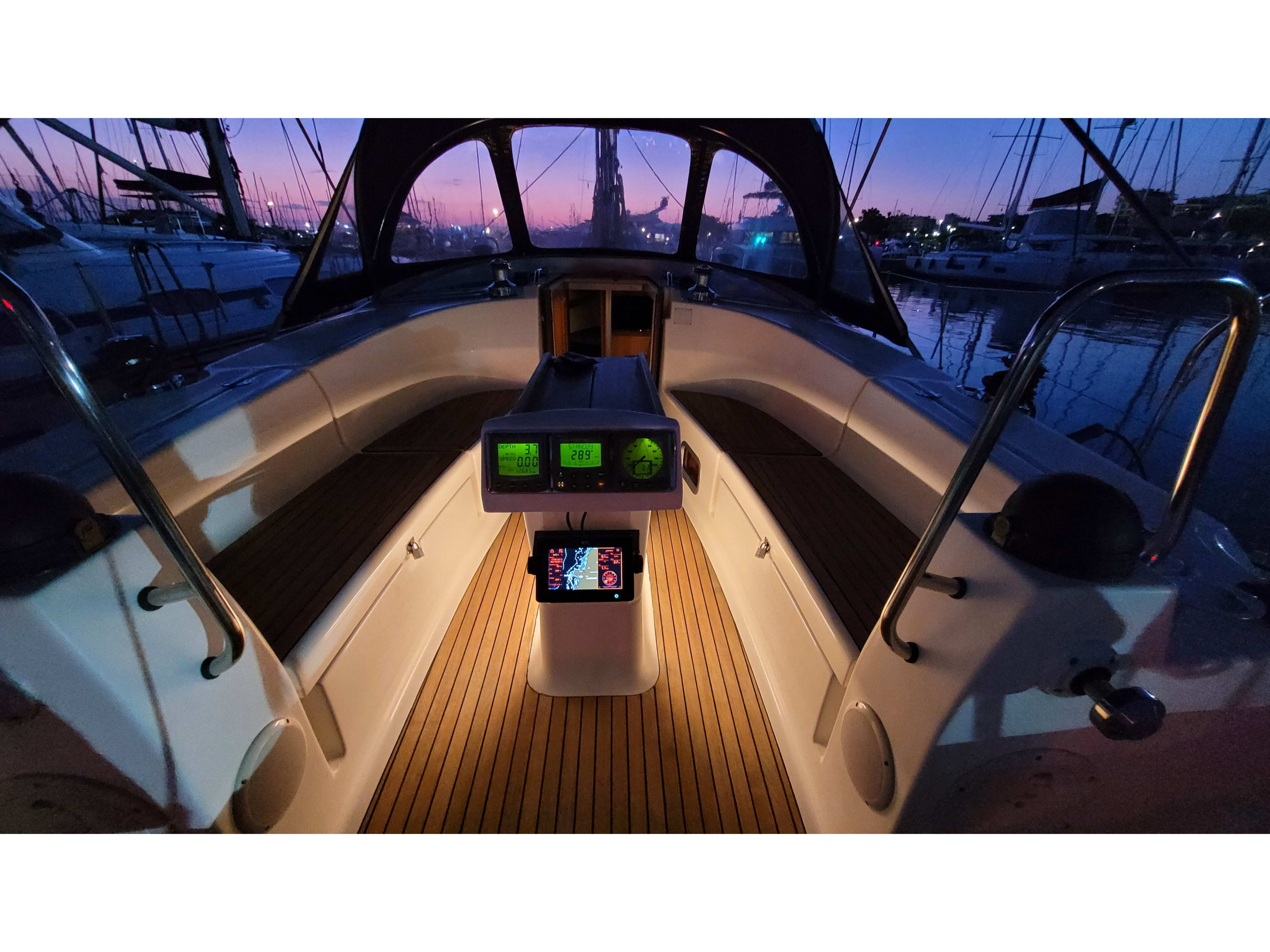 Black Pearl Bavaria 40 amarrado en Athens / Alimos Marina