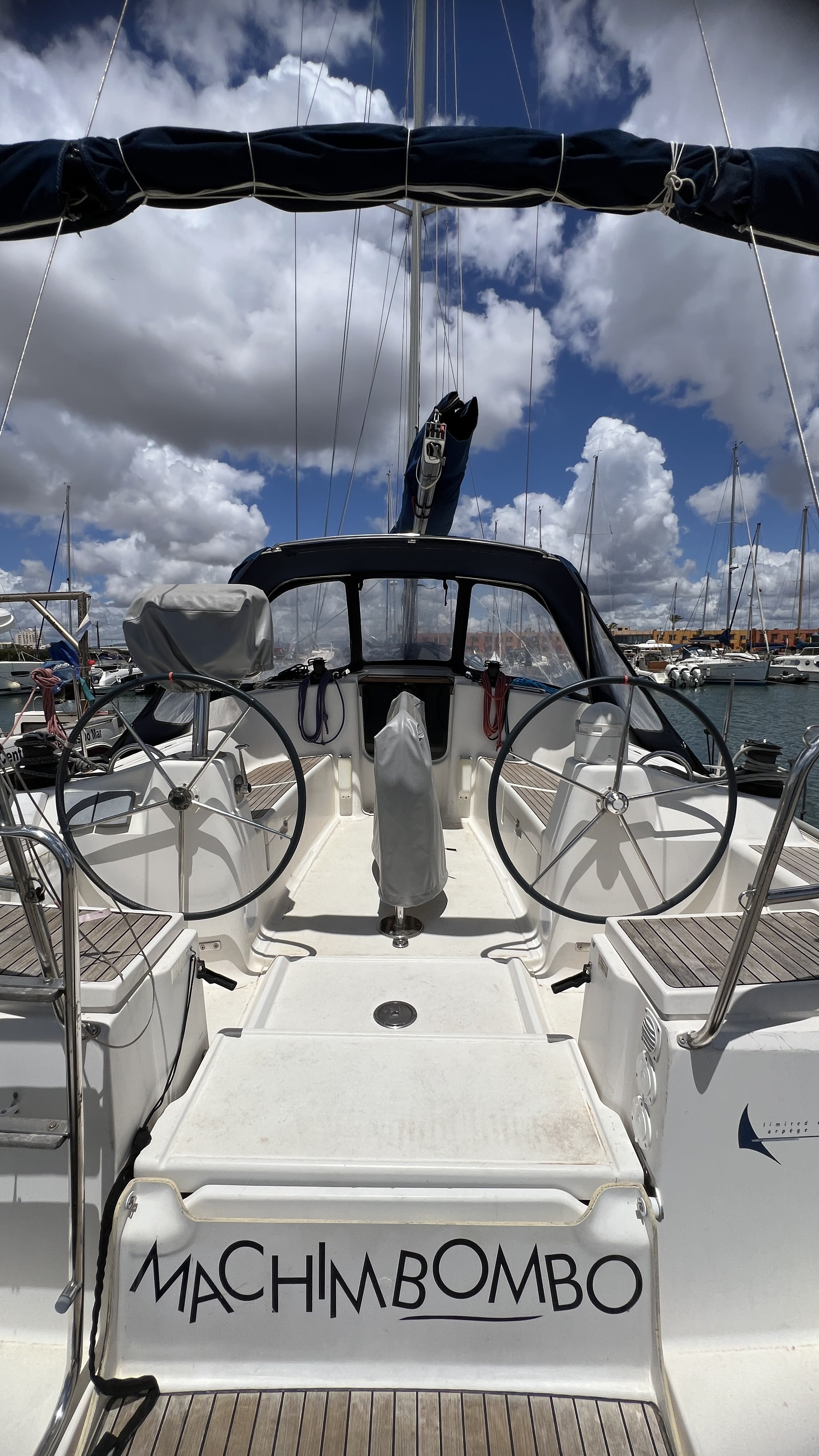 Machimbombo Dufour 385 Grand Large біля причалу Marina de Portimao