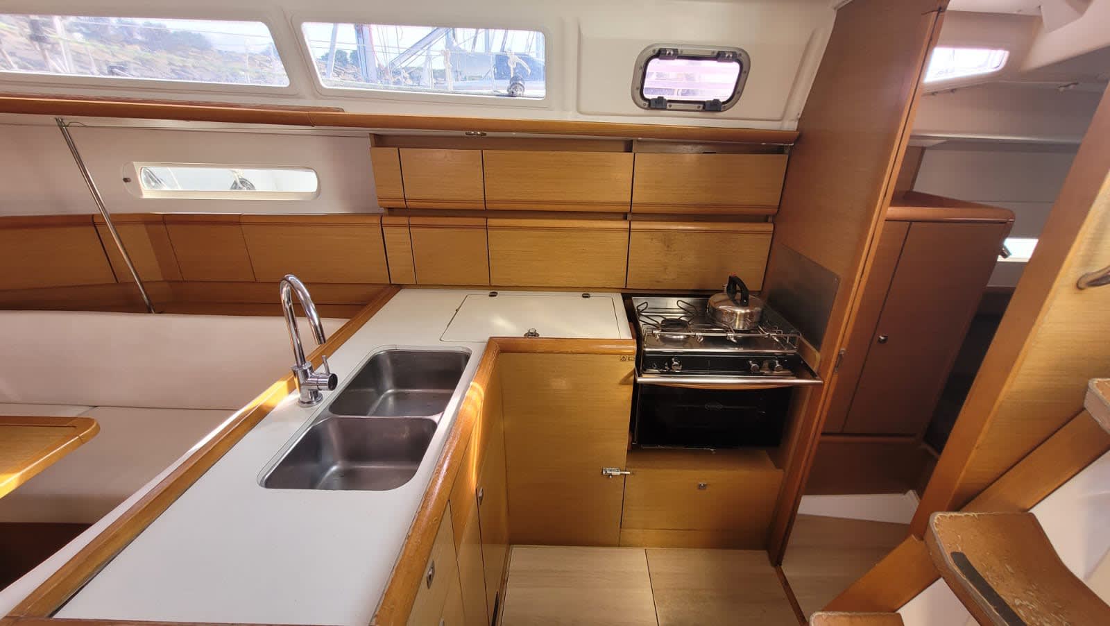 Grenat Sun Odyssey 379 amarrado en Saint-Quay-Portrieux / Port d'Armor