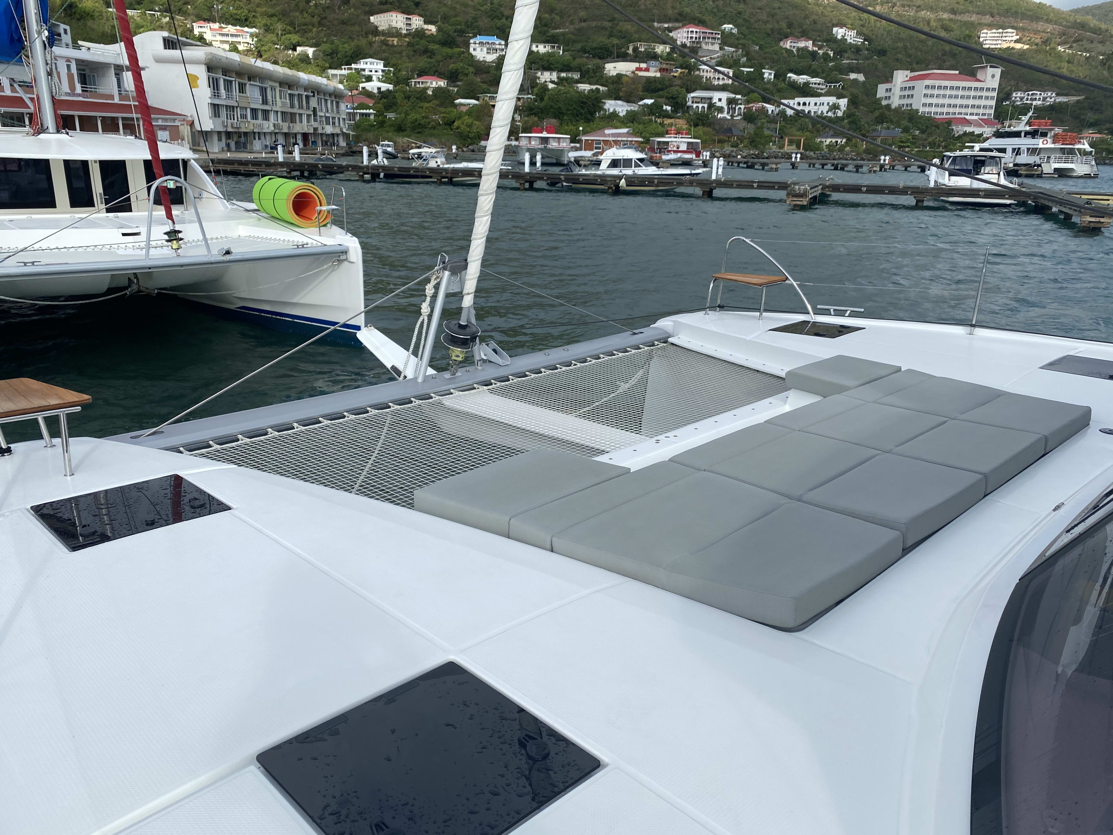 Love A Fayre Astréa 42 vor Anker in Road Town / Fort Burt Marina