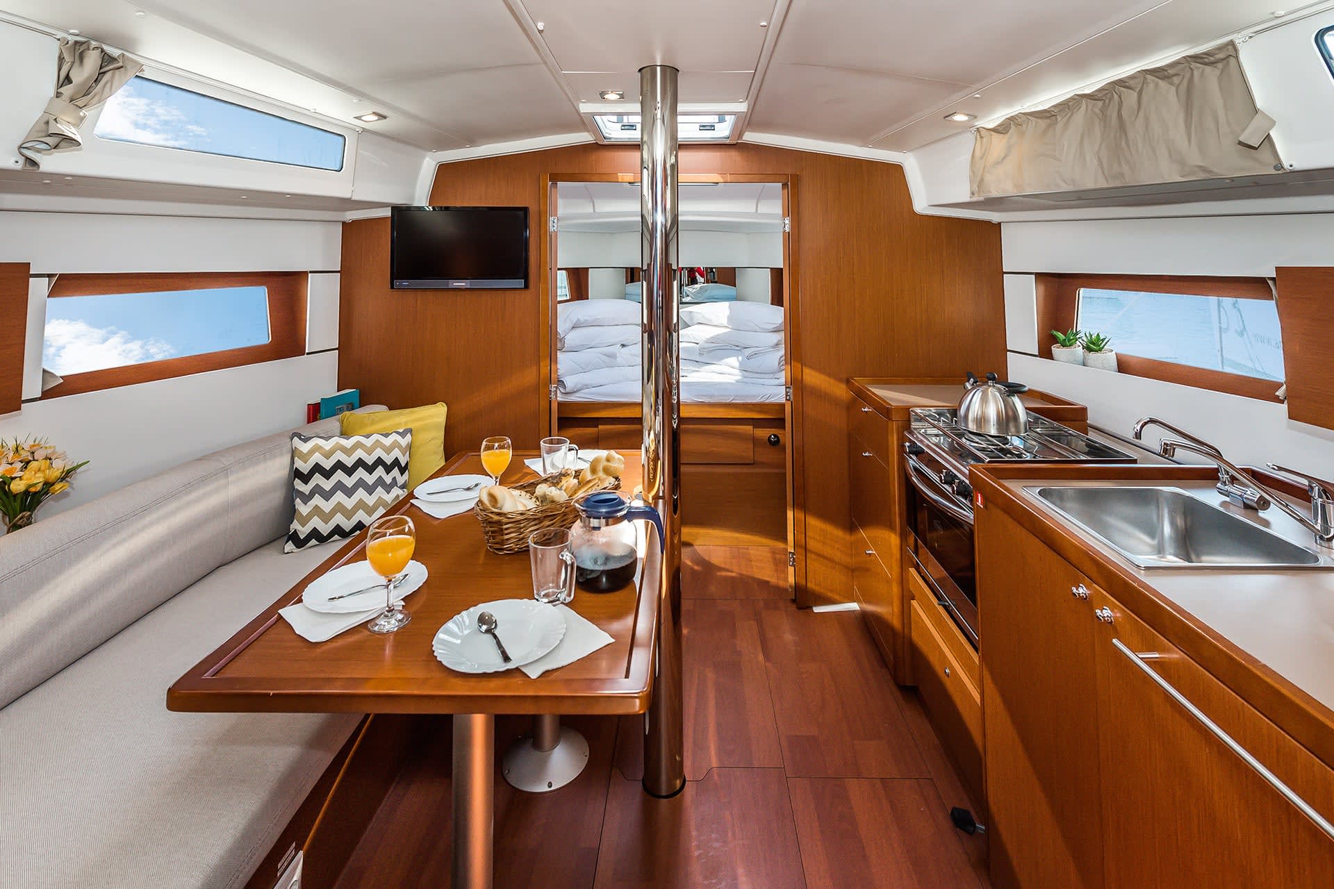SAILOR JUPITER Oceanis 38.1 vor Anker in ACI Marina Pomer