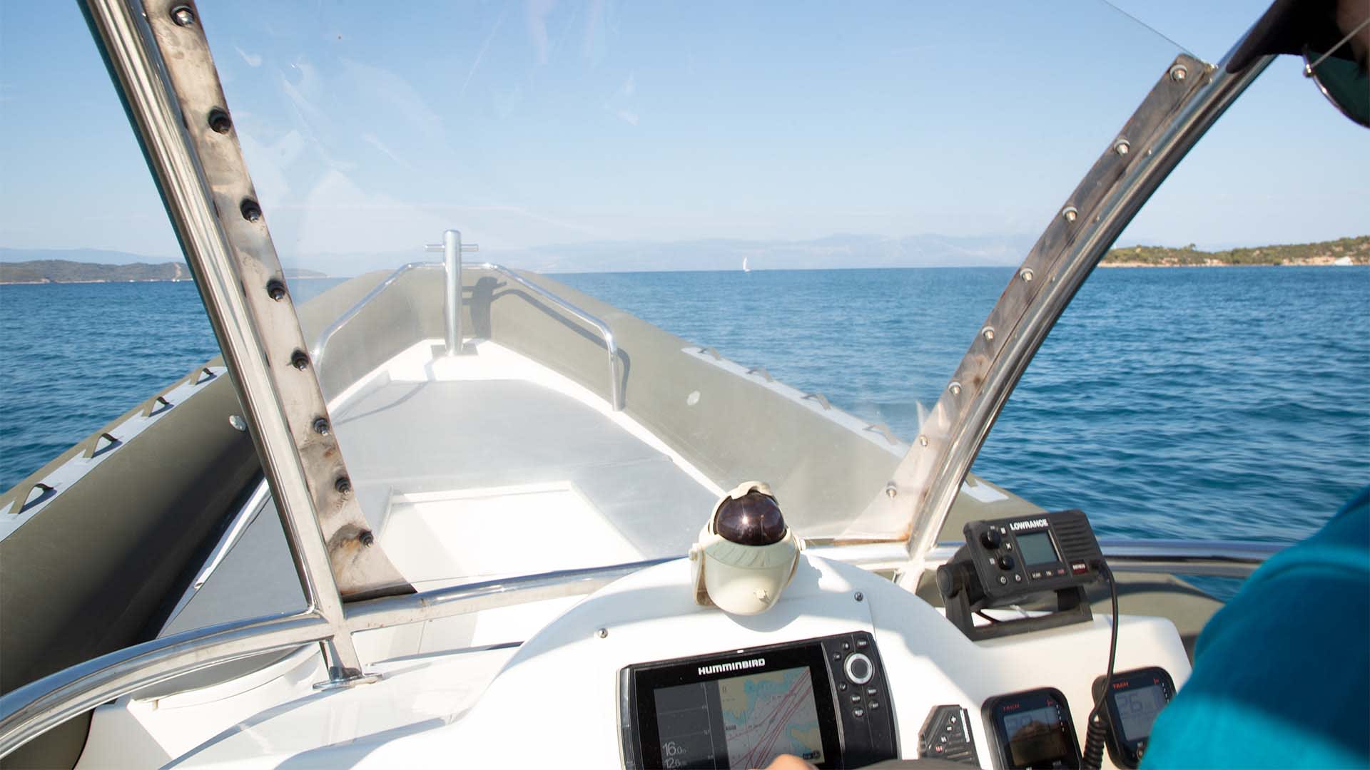 YOLO Motorboat vor Anker in Porto Heli