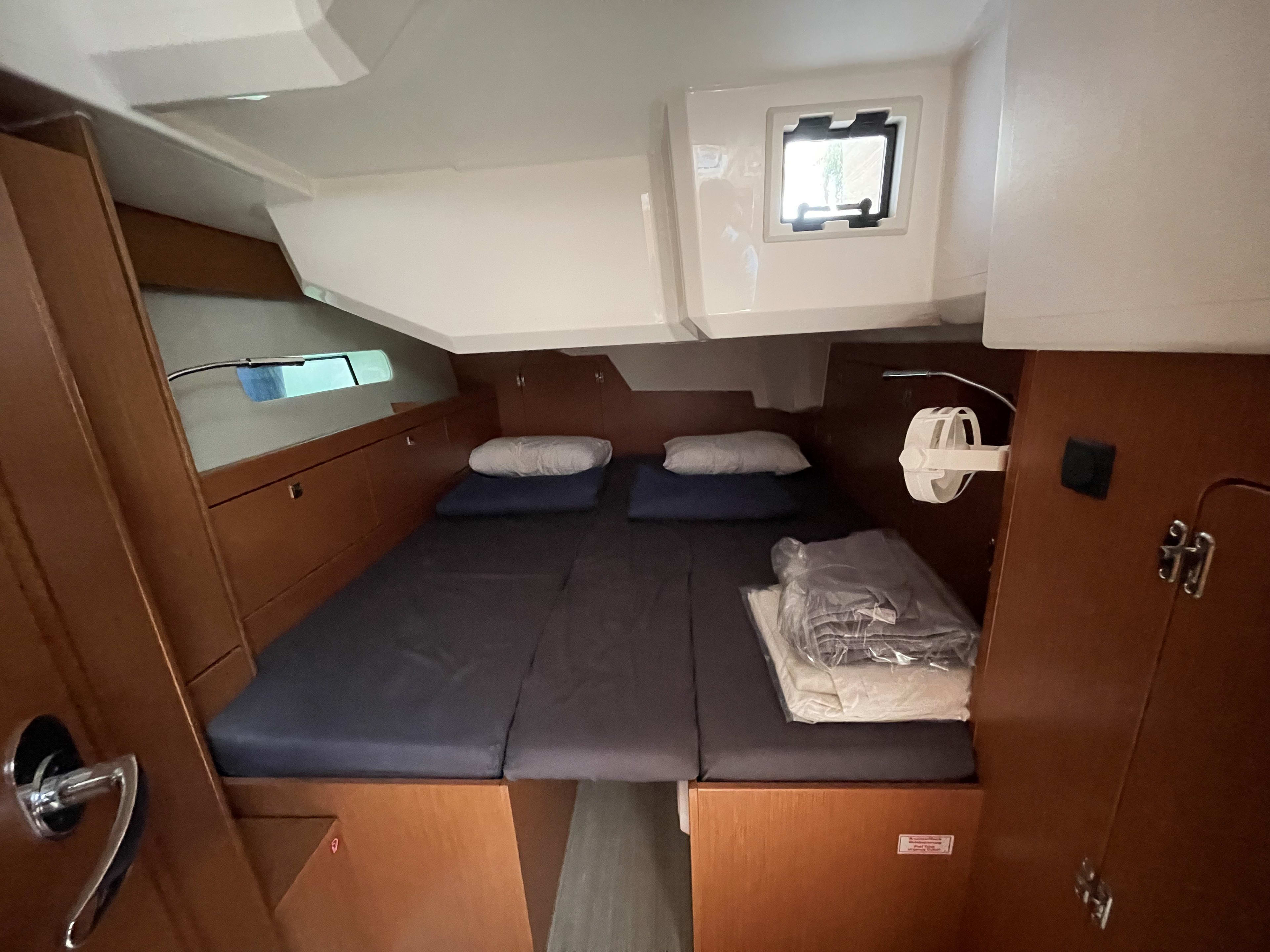 Bavaria C46 біля причалу Athens / Alimos Marina
