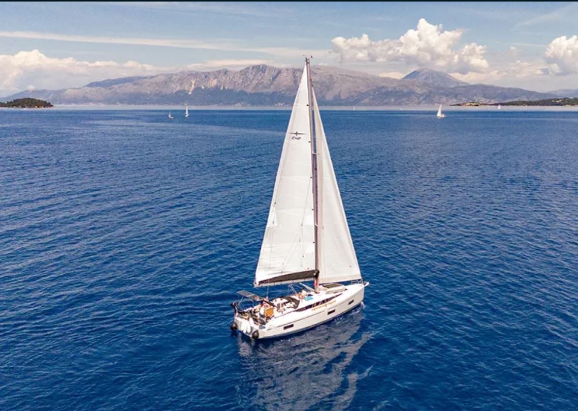 King Julian Sun Odyssey 36i amarrado en Lefkada / Port of Lefkas