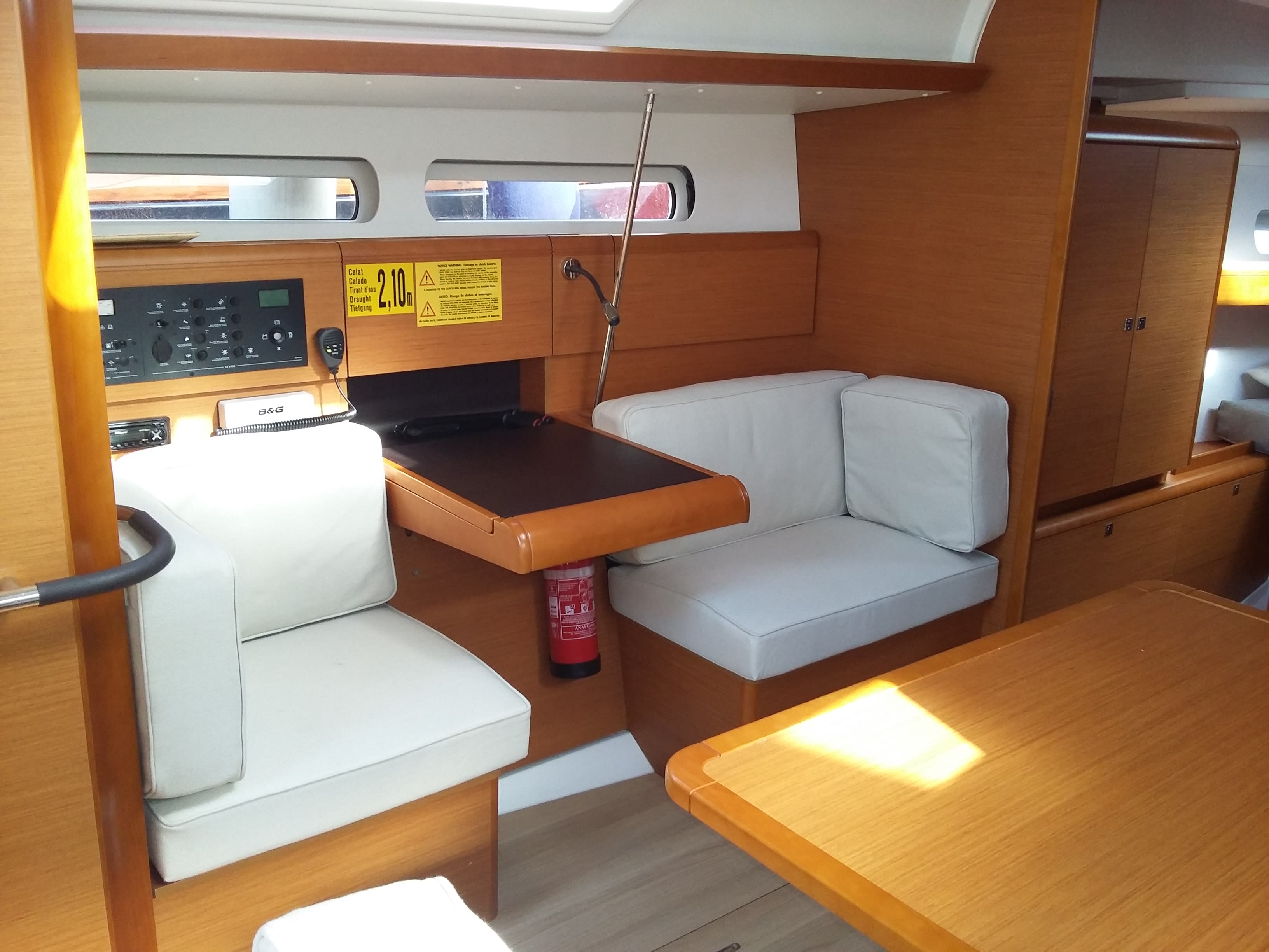 Comanegra Sun Odyssey 419 біля причалу Palamós / Club Nàutic Costa Brava