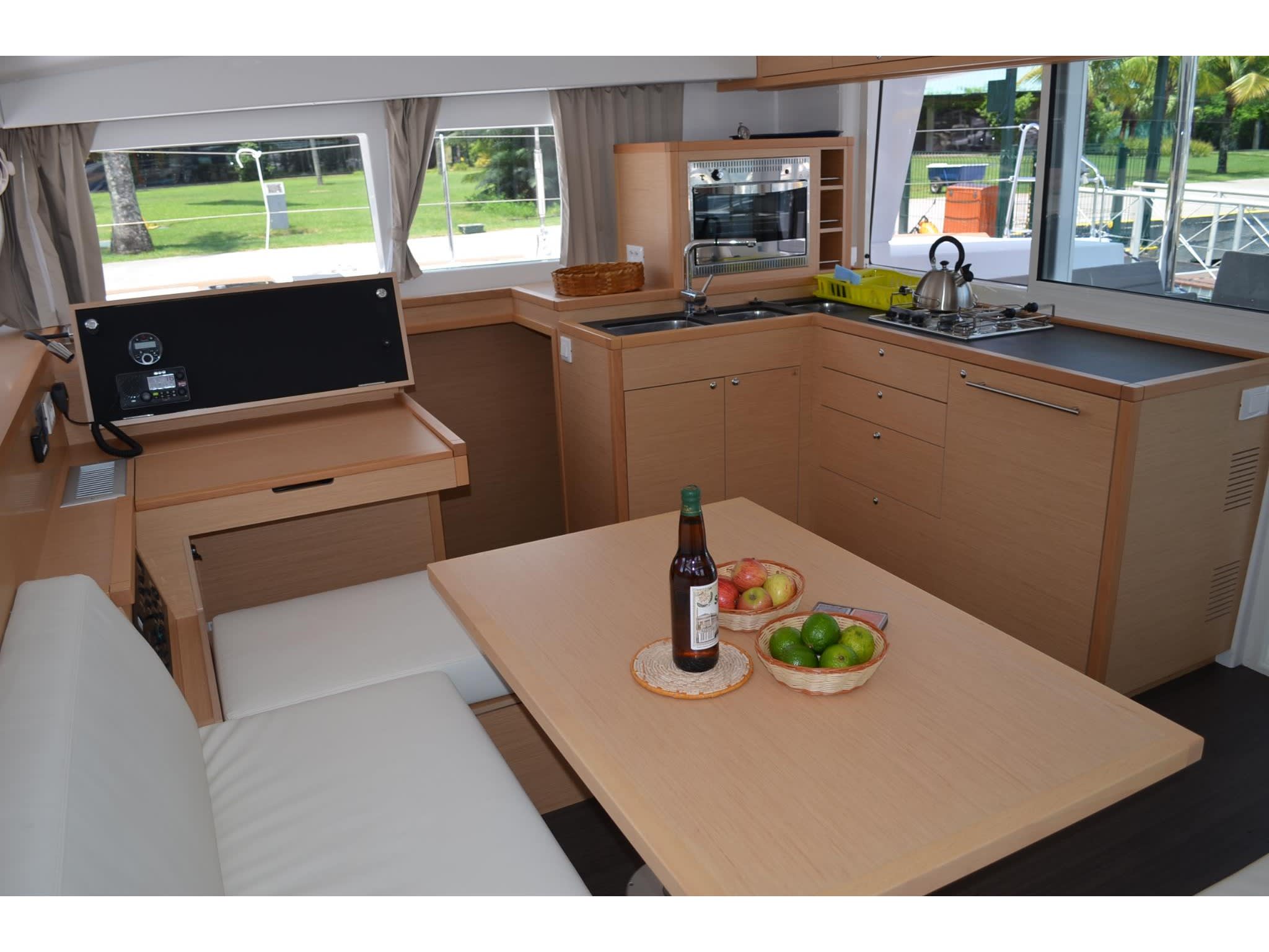 Boa Vida Lagoon 400 S2 біля причалу Jacuecanga, Angra dos Reis (RJ) / BR Marinas Verolme