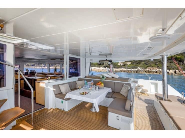 Lagoon 560 S2 2014 біля причалу Athens / Alimos Marina