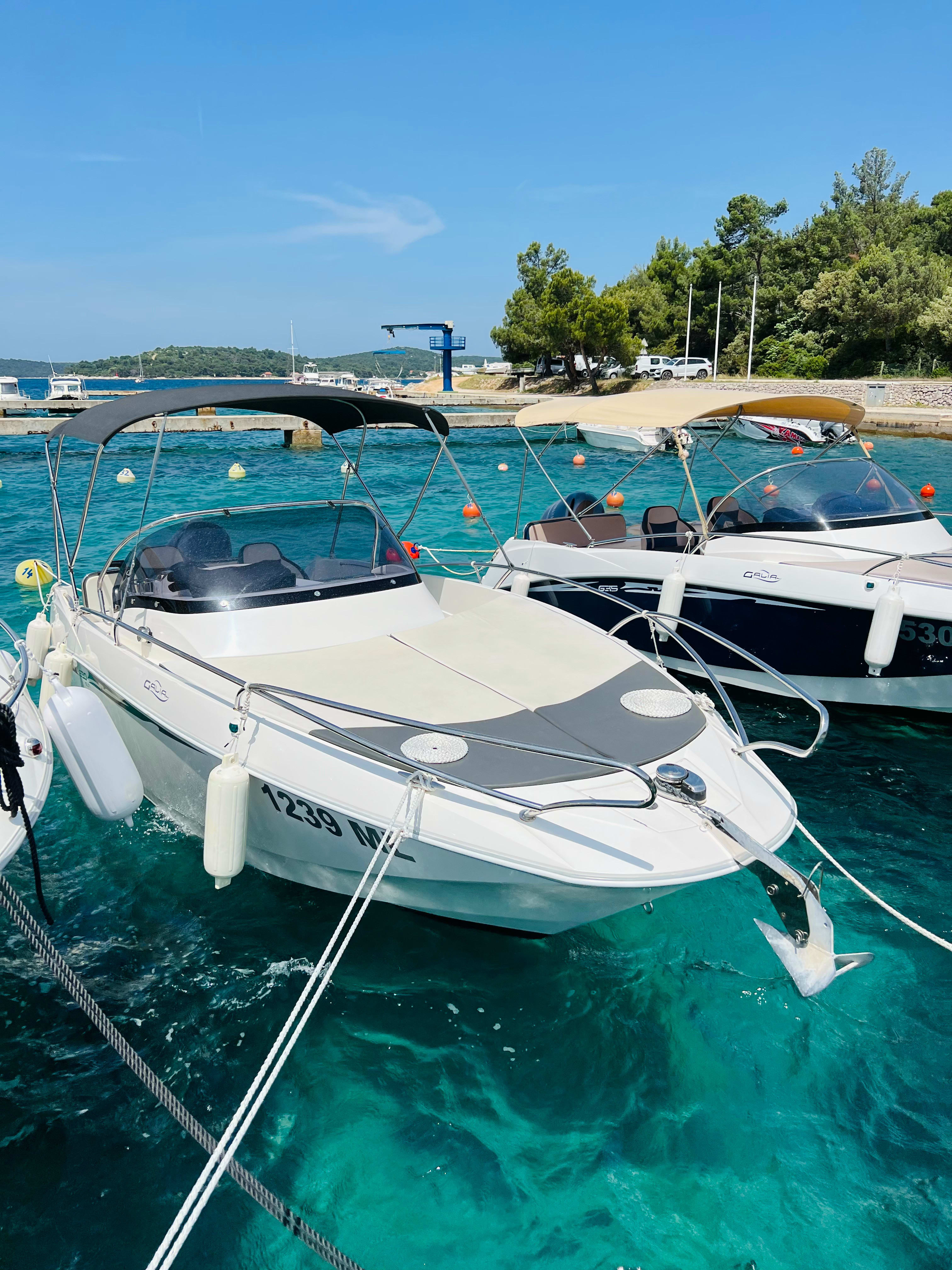 1239ML Galeon Galia 630 біля причалу Mali Lošinj / Marina Lošinj