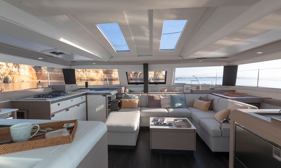 Olympia Athena - Skippered Elba 45 amarrado en Tourlos Marina