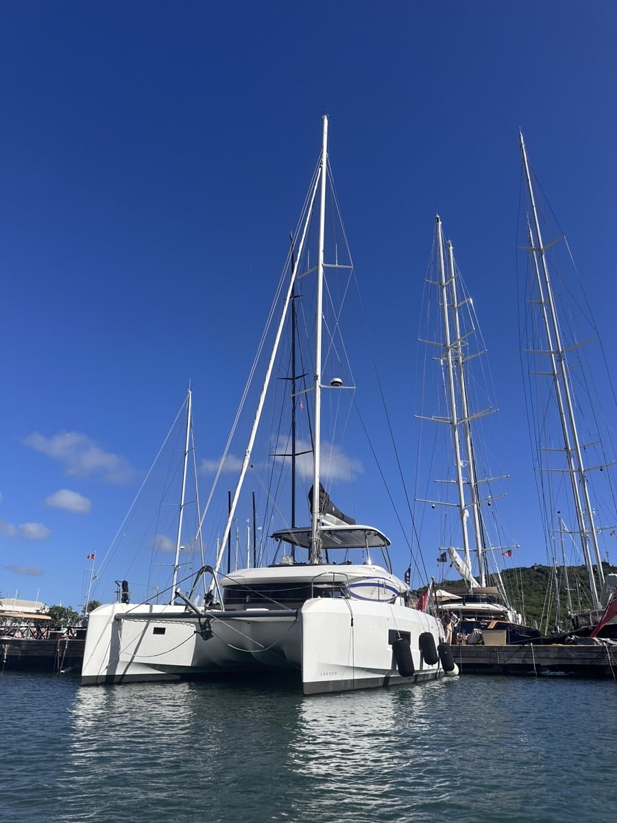 MAUI (ANU) Lagoon 55 amarrado en Antigua / Nelson's Dockyard