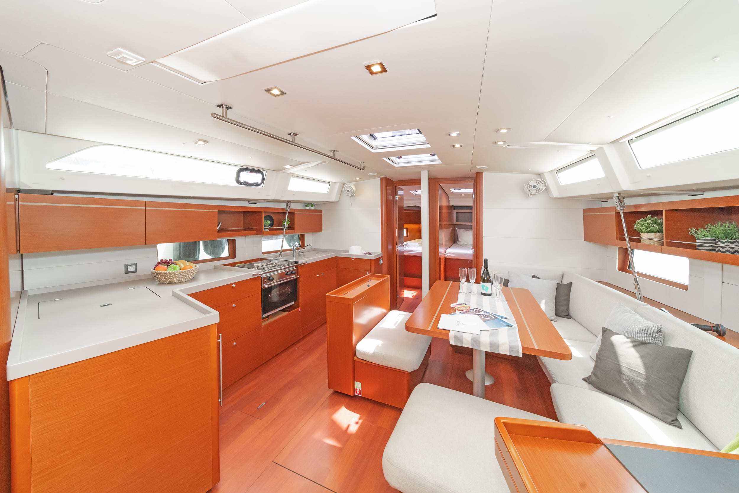 Almyra Oceanis 46.1 vor Anker in Athens / Alimos Marina