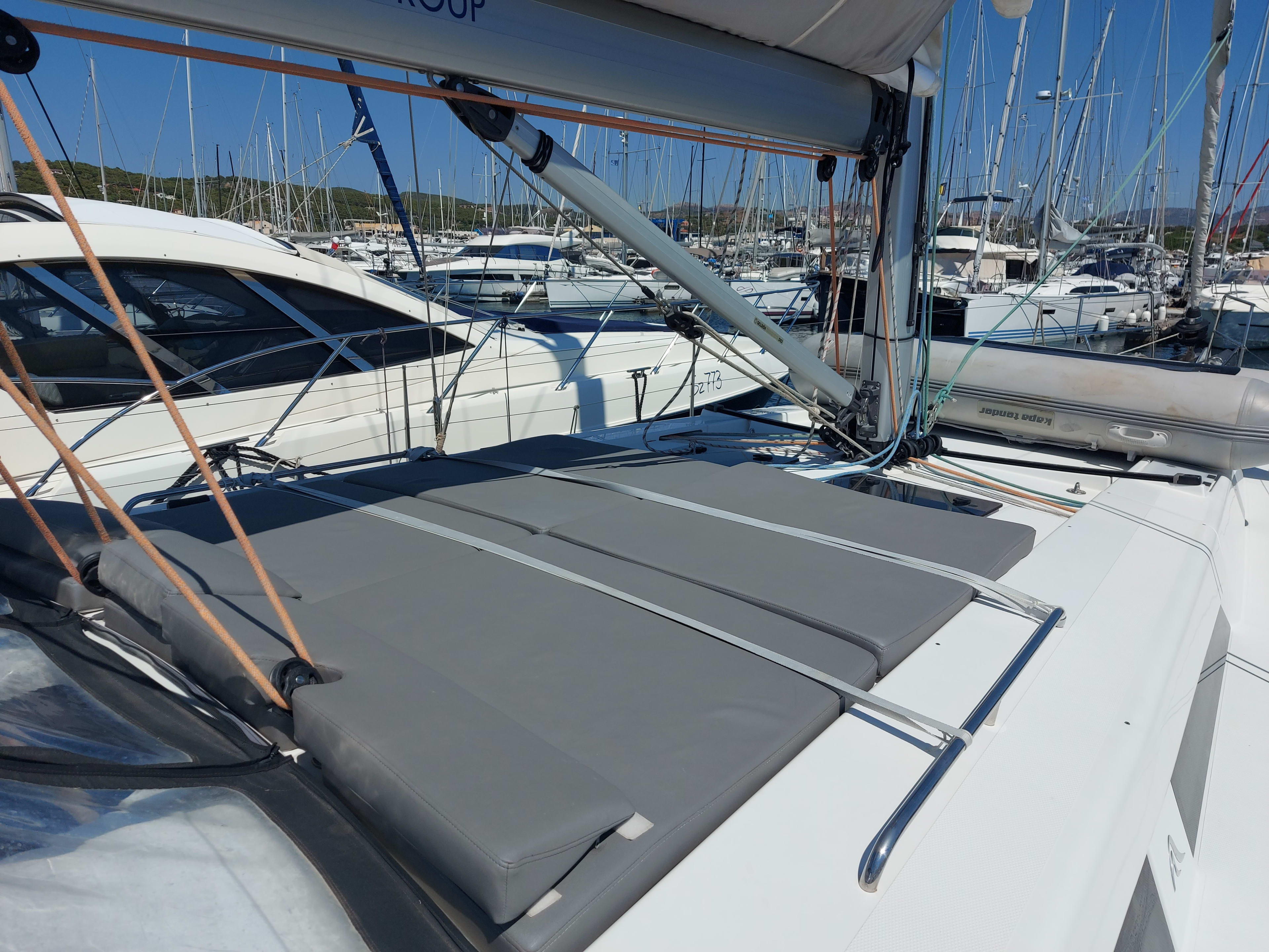 Aktea Hanse 508 біля причалу Lavrion / Olympic Marina