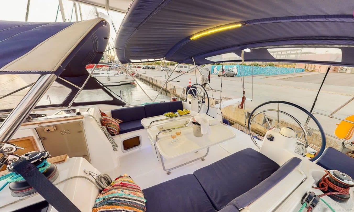 Haidi Sun Odyssey 469 amarrado en Athens / Alimos Marina