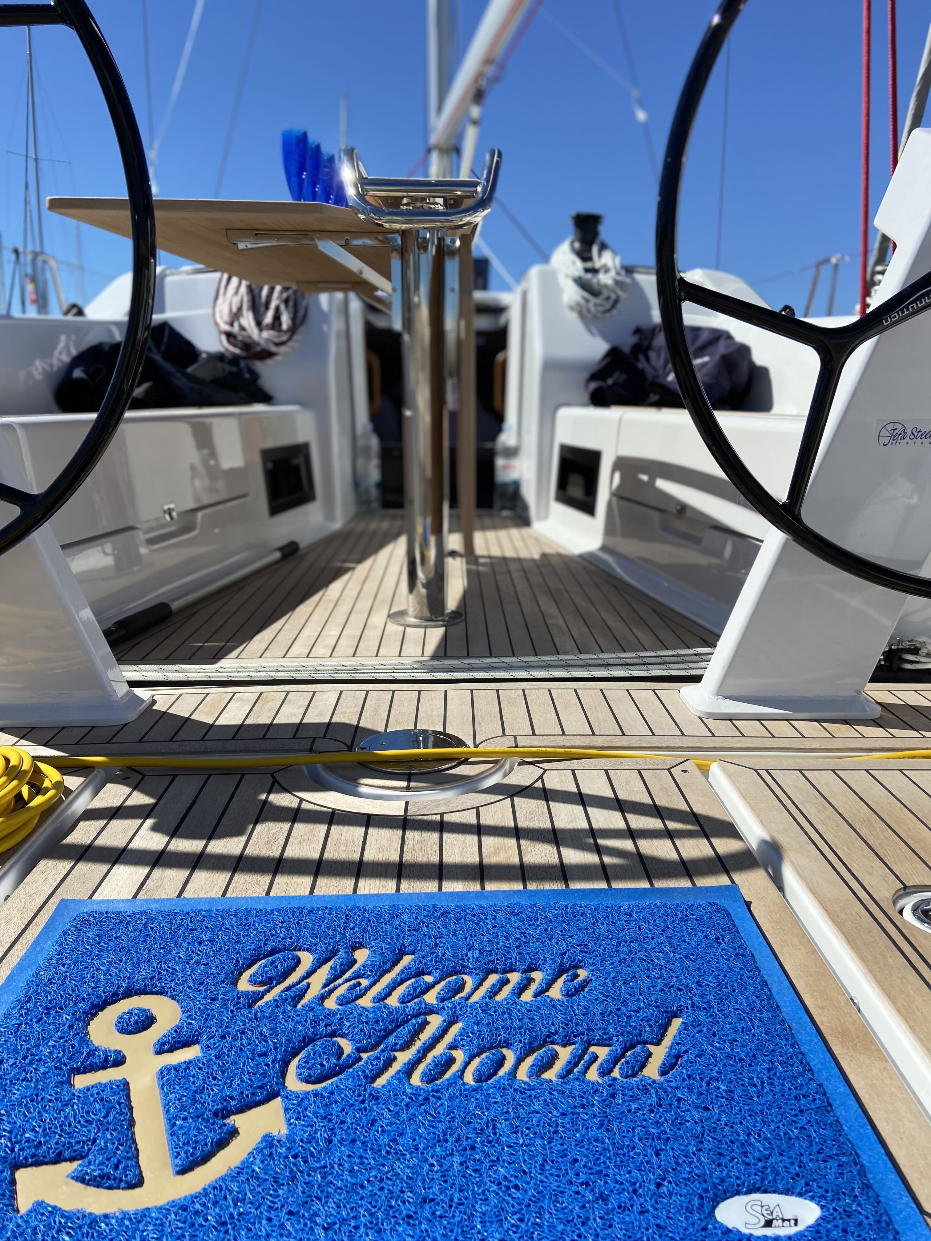 Blue Eye Dehler 38 SQ vor Anker in ACI Marina Jezera