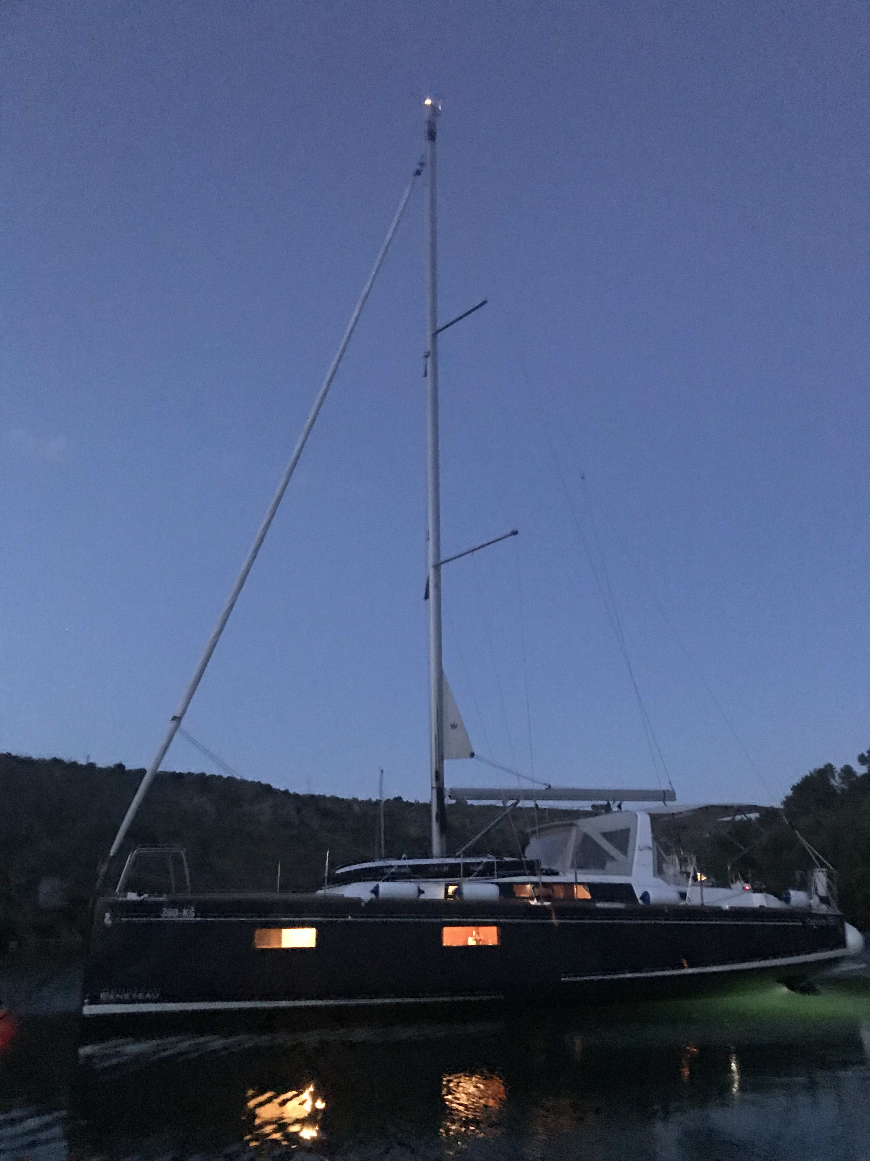 Baby Dory Oceanis 38.1 vor Anker in Marina Baška Voda