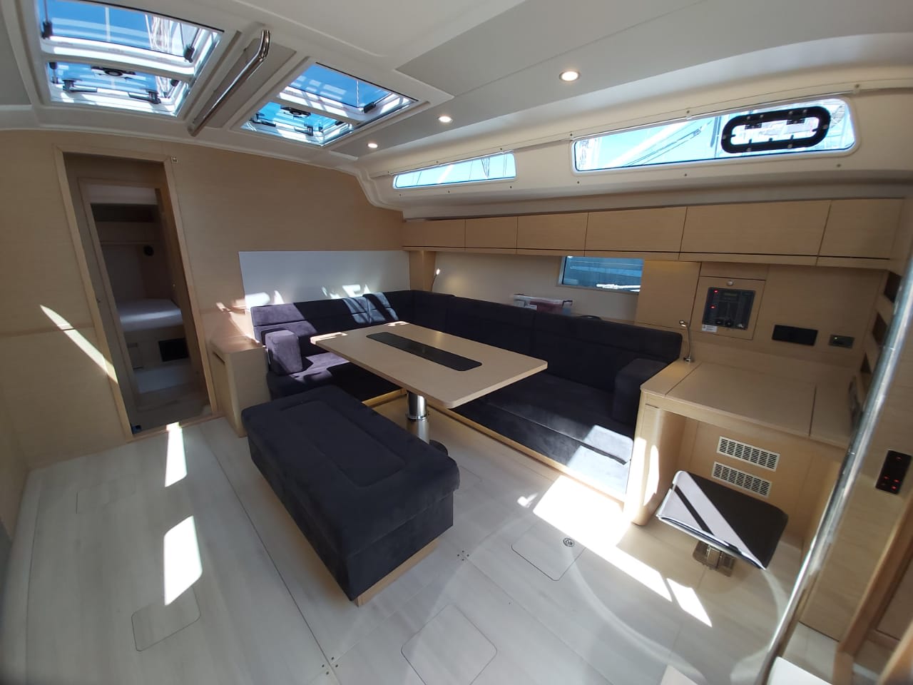 Andromeda Hanse 508 біля причалу Lavrion / Olympic Marina