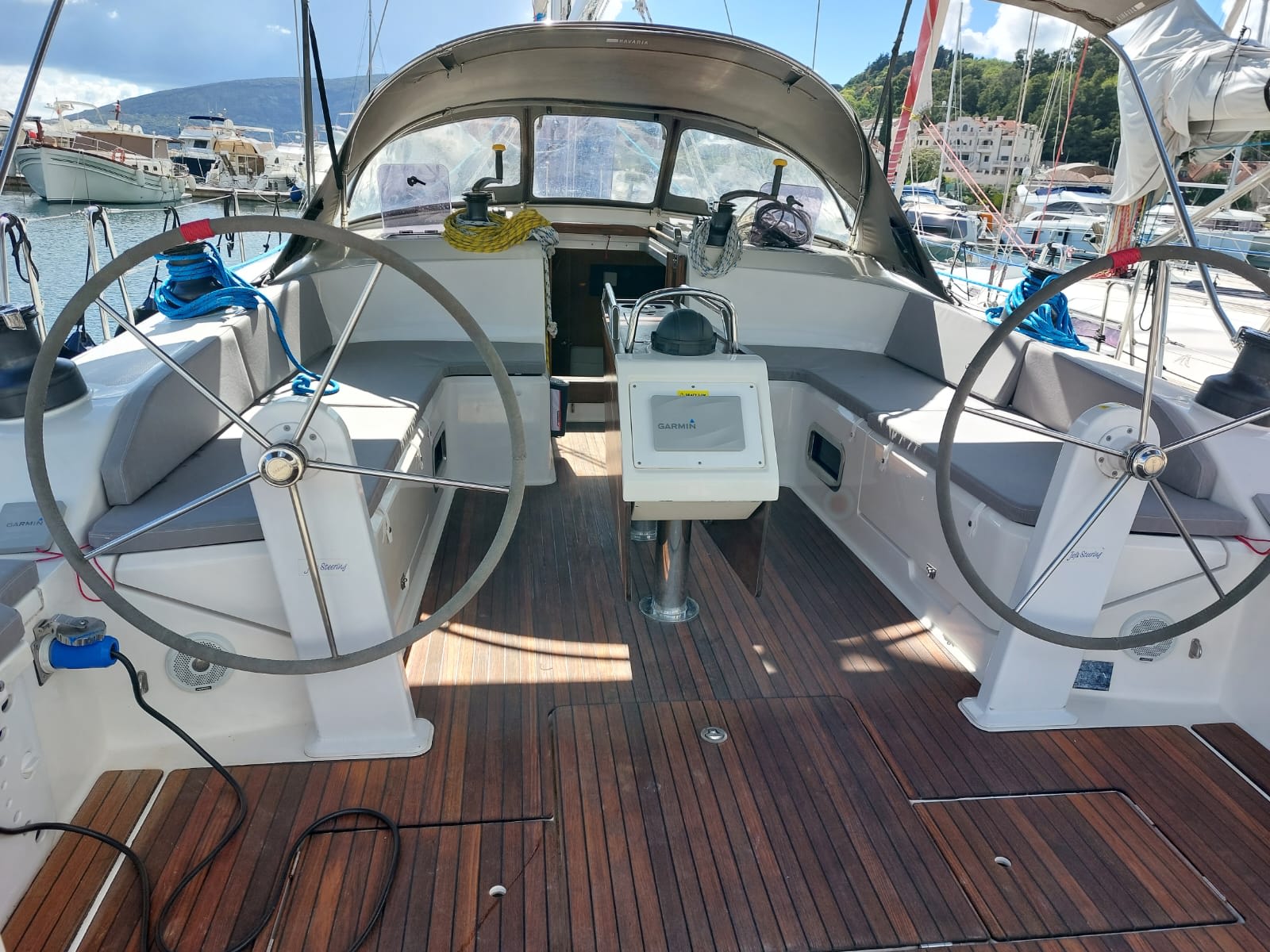Vera Bavaria 51 Cruiser vor Anker in Herceg Novi / Lazure Meljine Marina