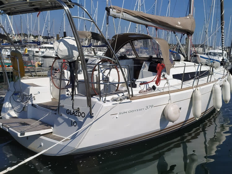 Glazdo Sun Odyssey 379 amarrado en Arzon / Port du Crouesty