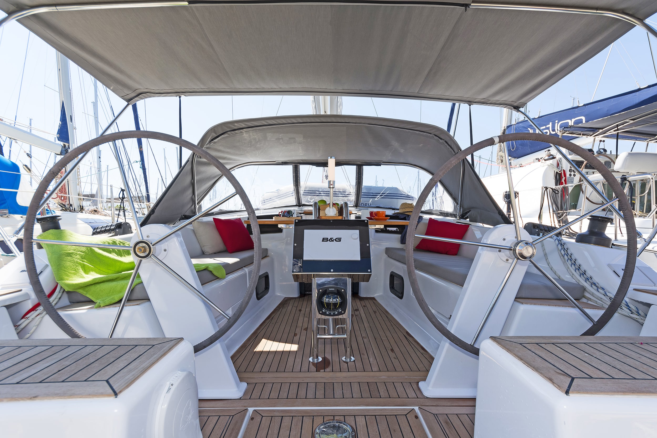 Capriccio Hanse 385 vor Anker in Lavrion Main Port