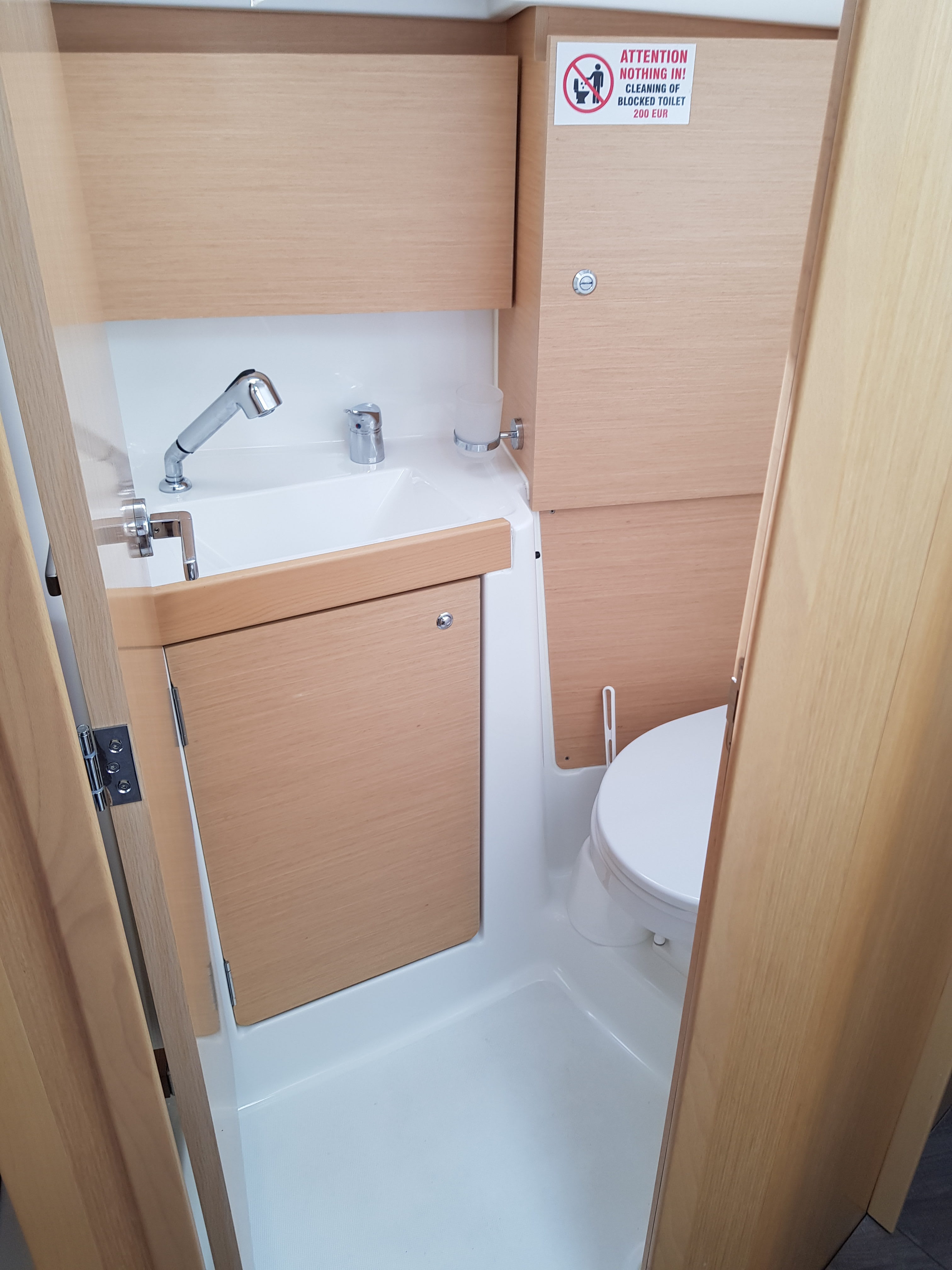 Kolibri Oceanis 35.1 vor Anker in ACI Marina Trogir