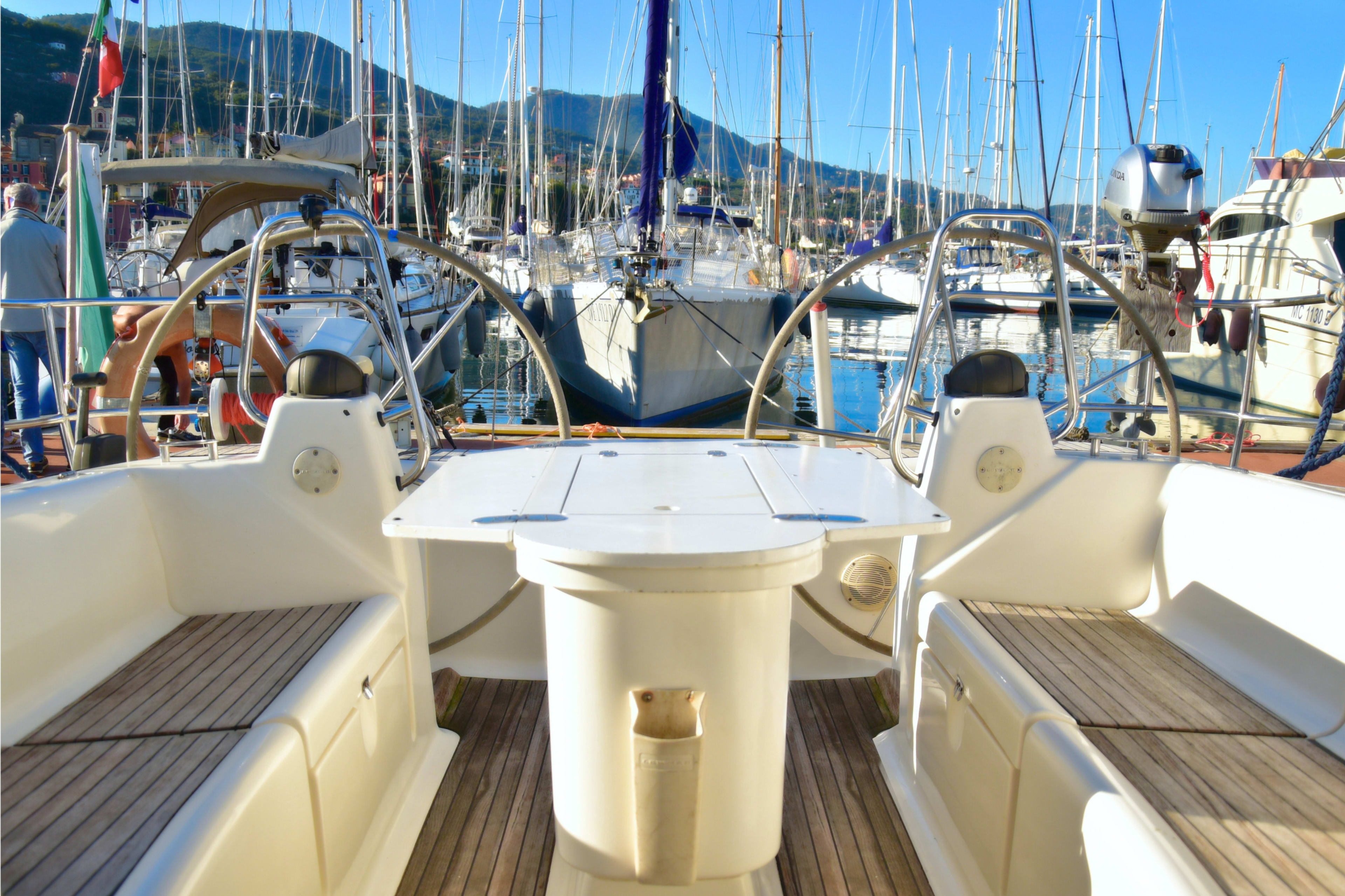 Daphne Bavaria Cruiser 50 біля причалу Livorno