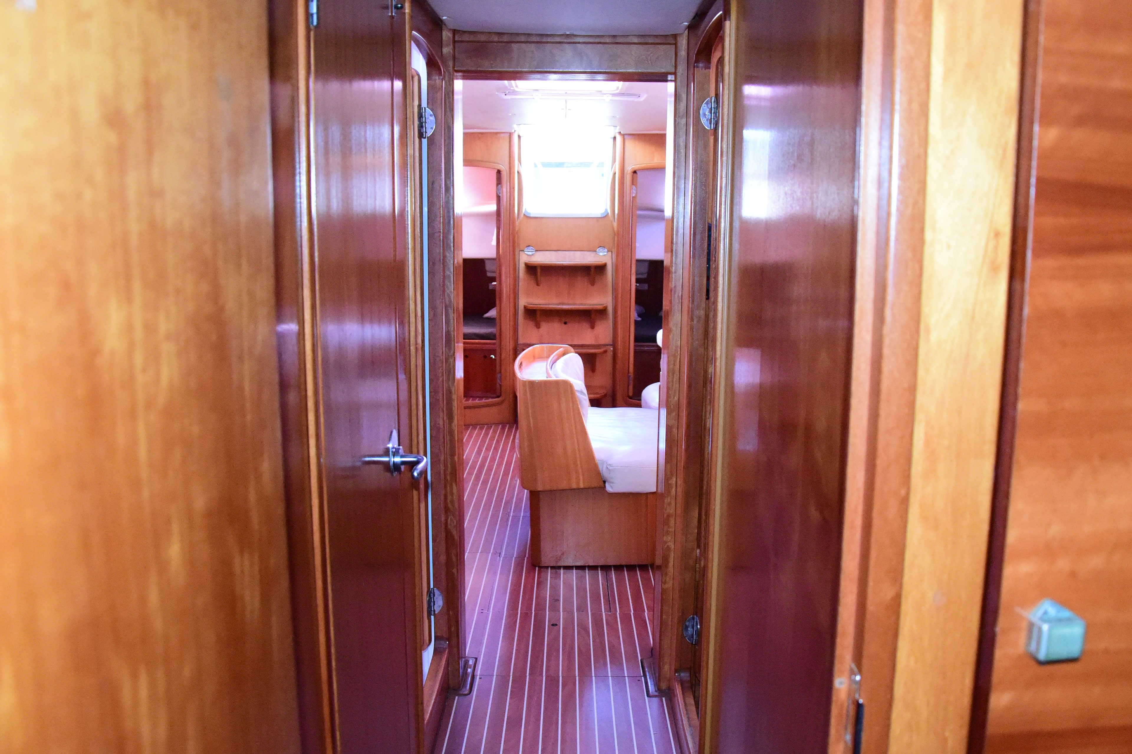 La Vagabonda Bavaria Cruiser 50 біля причалу La Spezia / Porto Mirabello