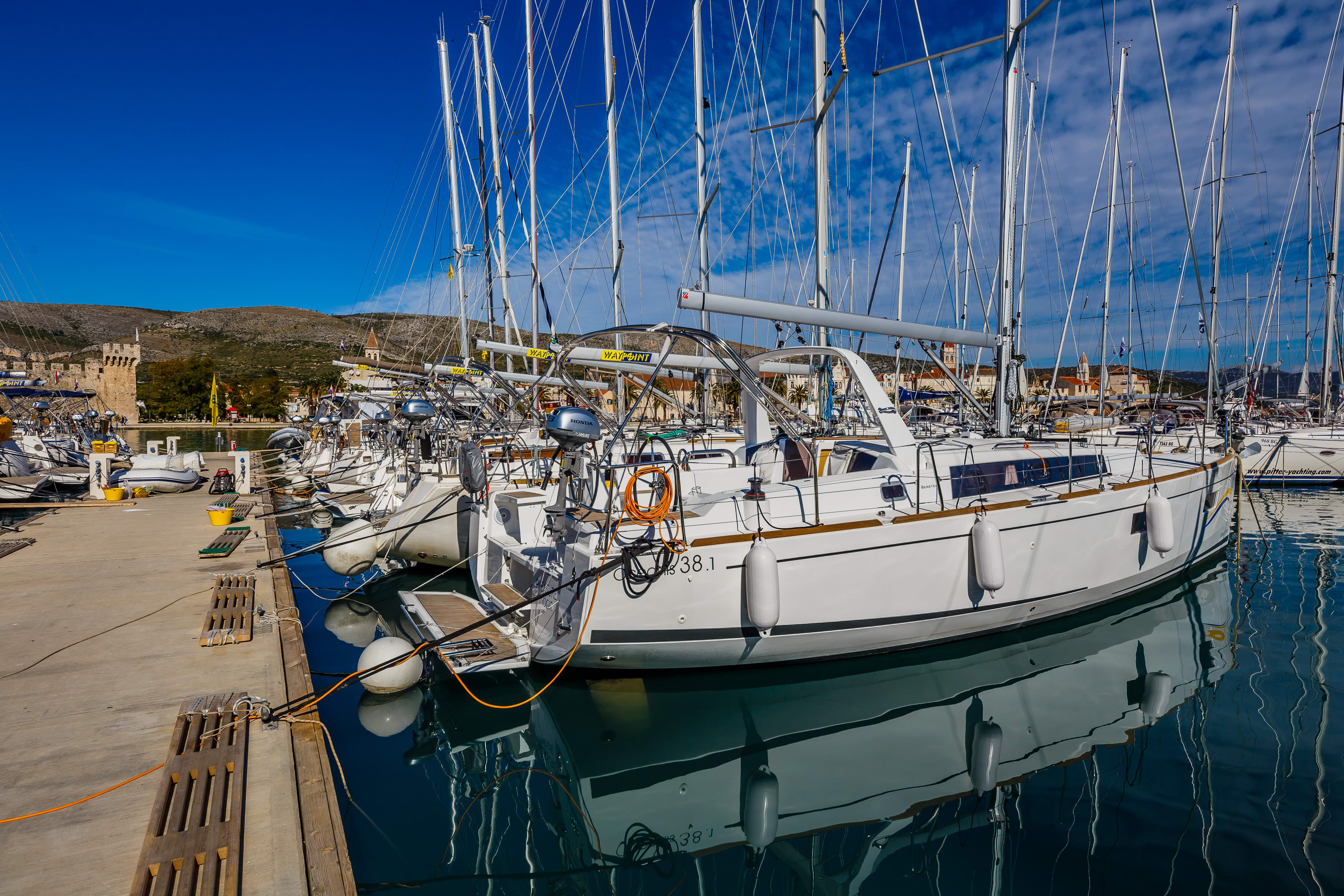 Pleasure Oceanis 38.1 vor Anker in ACI Marina Trogir