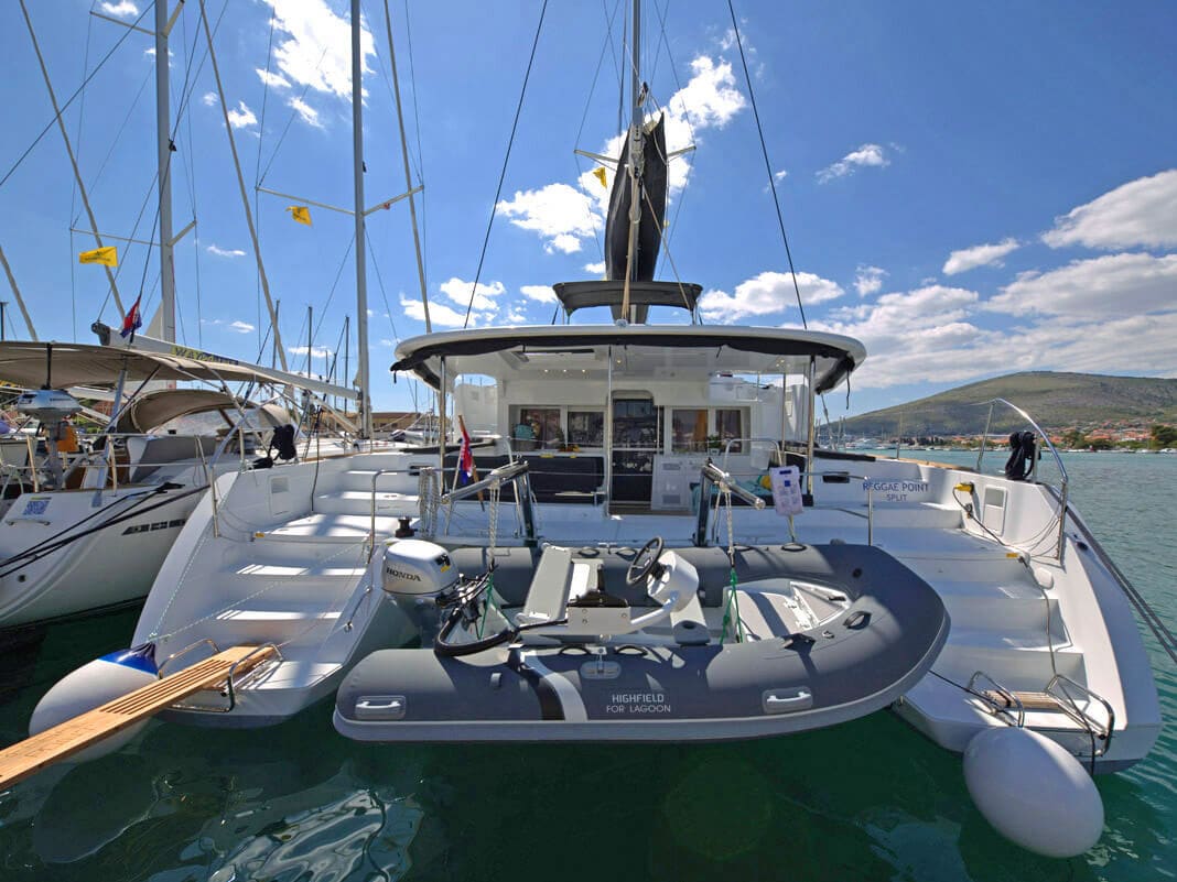 REGGAE POINT Lagoon 450 Fly біля причалу ACI Marina Dubrovnik