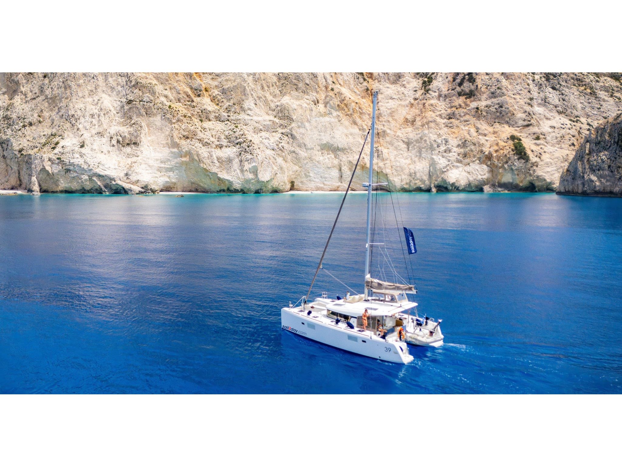 KALLISTI Lagoon 39 amarrado en Nydri Port