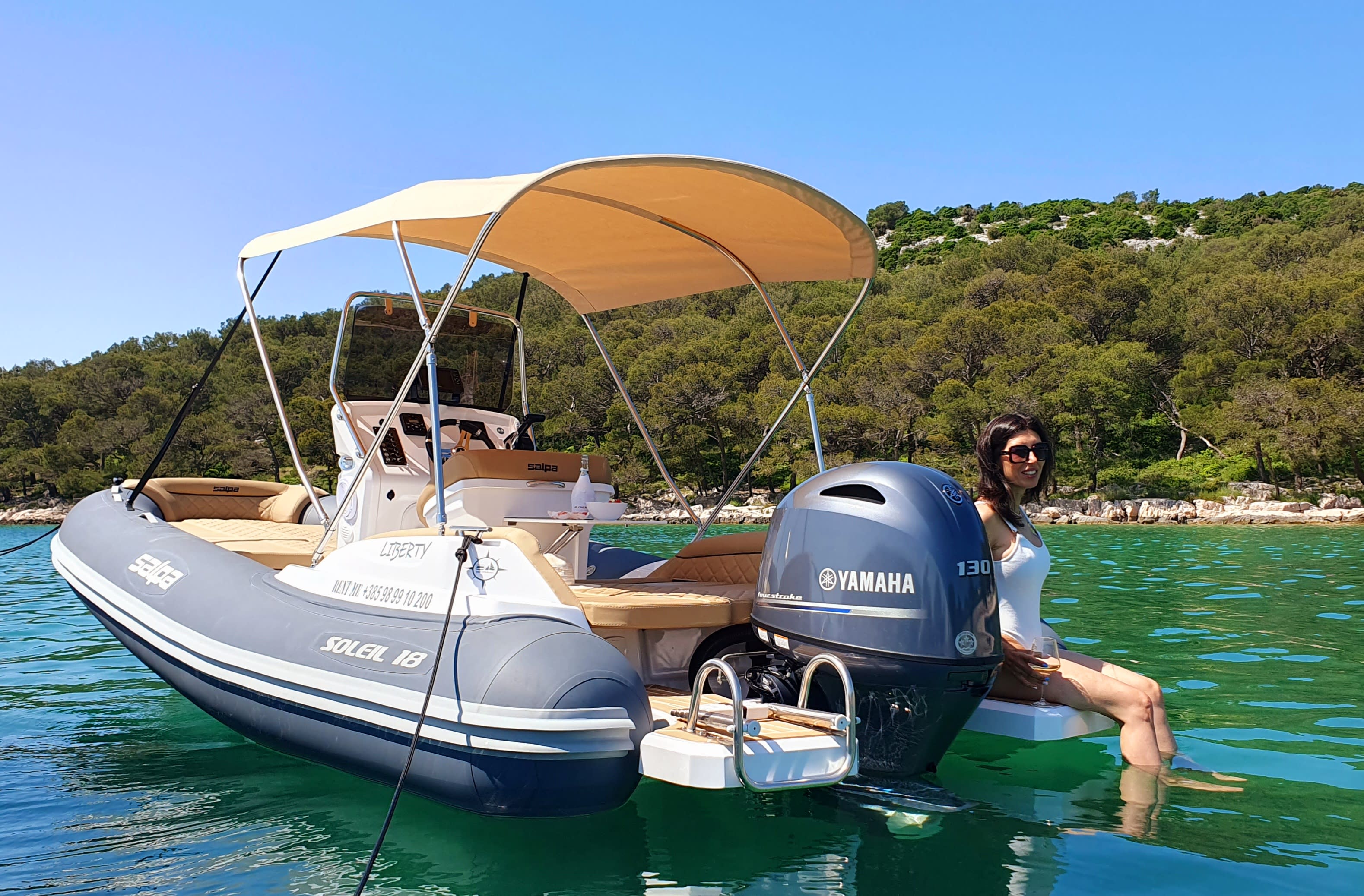 LIBERTY Salpa Soleil 18 amarrado en ACI Marina Jezera