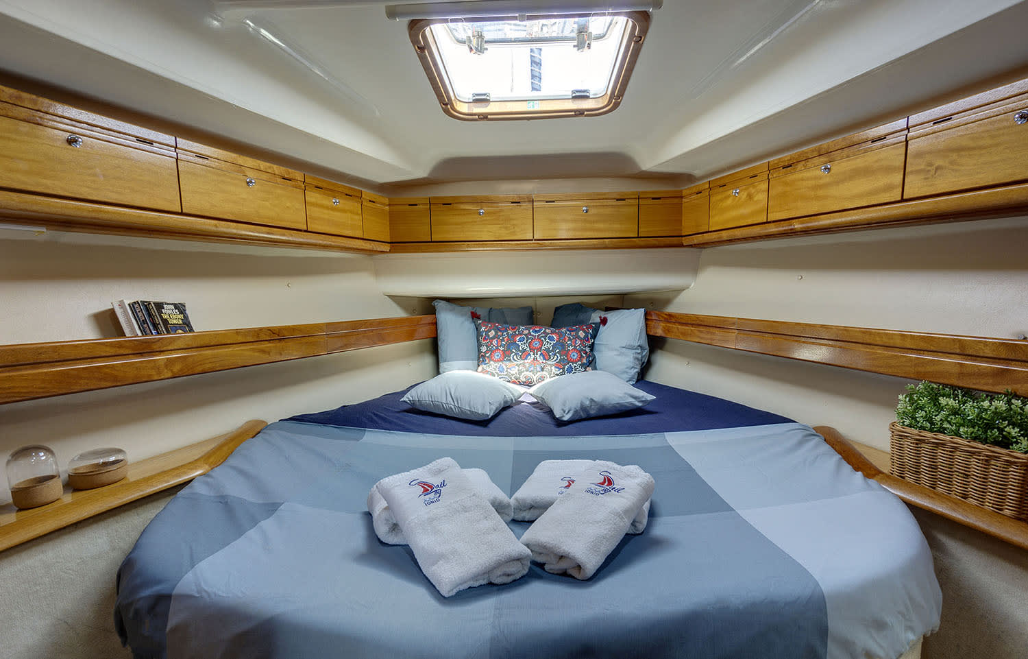 La Luna Bavaria 46 Cruiser біля причалу Lefkada / Port of Lefkas