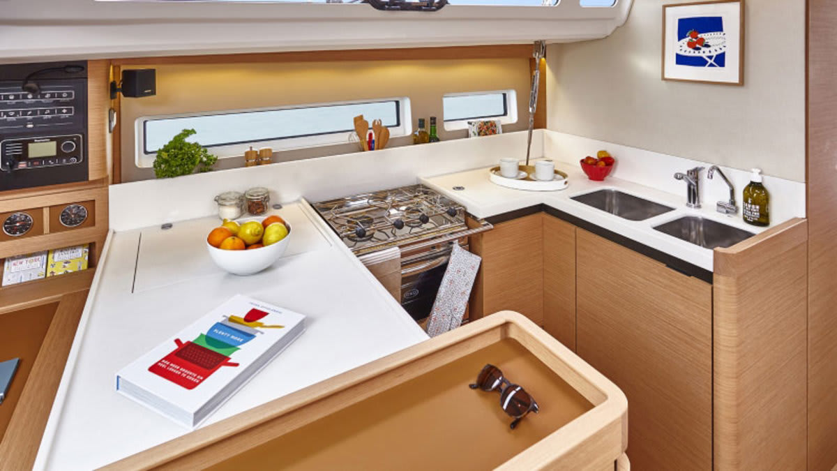 Sunsail 44 SO Classic Sun Odyssey 440 біля причалу Furnari / Marina Portorosa