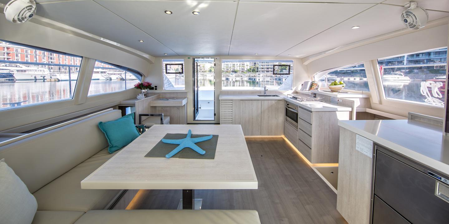 Moorings 433 PC Club Leopard 43 PC біля причалу Marina Agana