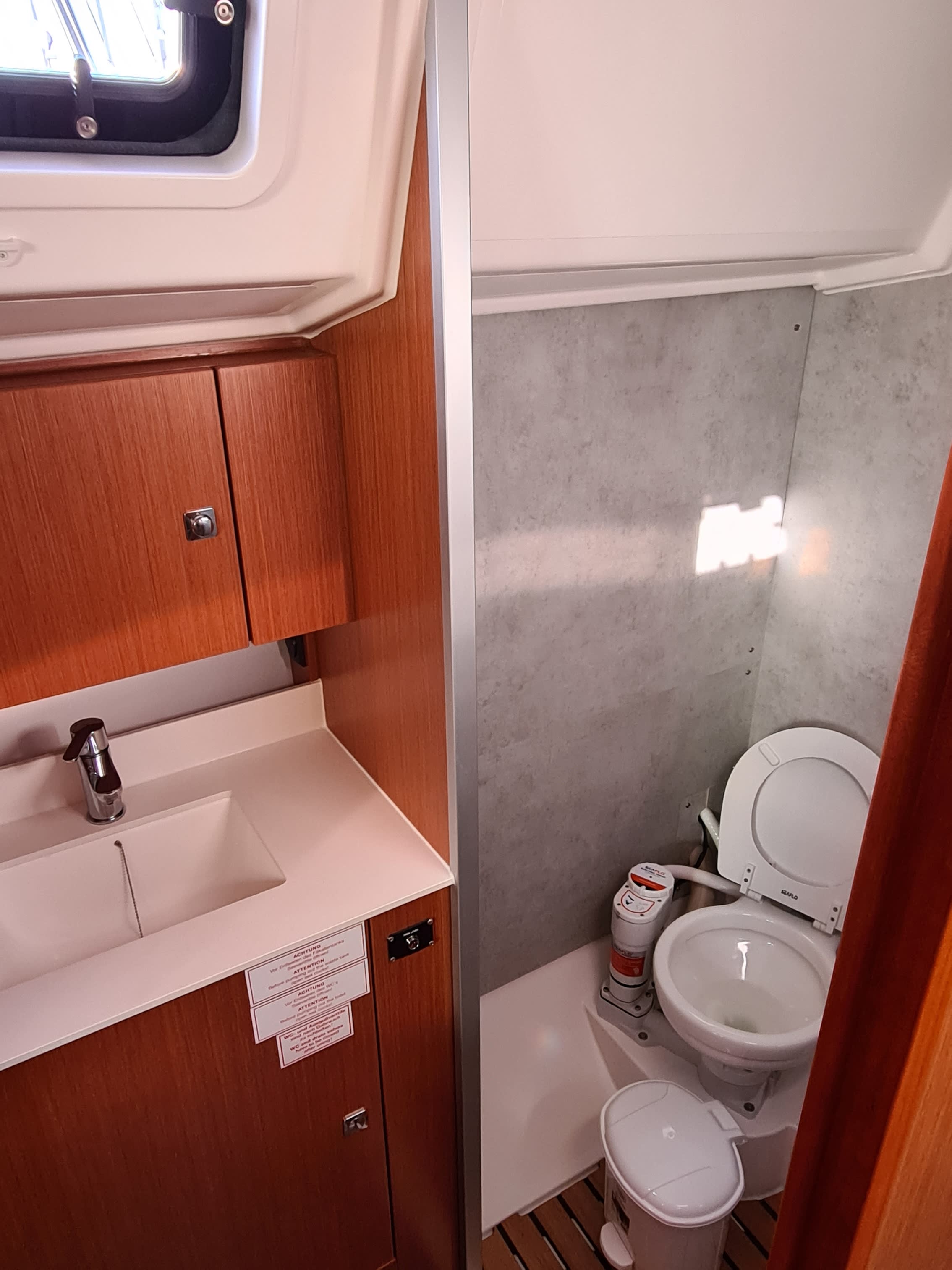 Melia Bavaria C42 біля причалу Tourlos Marina