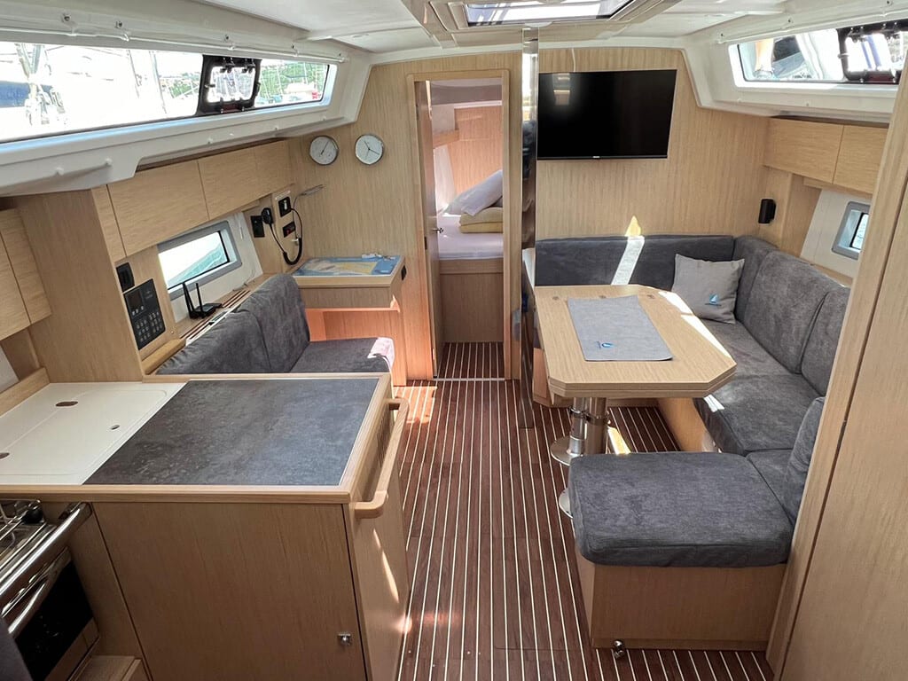 Moya Bavaria C38 amarrado en ACI Marina Trogir