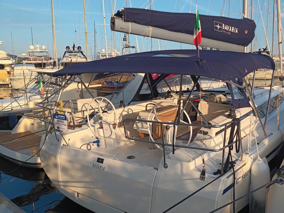 NEW Gioia Bavaria C42 біля причалу Vibo Marina