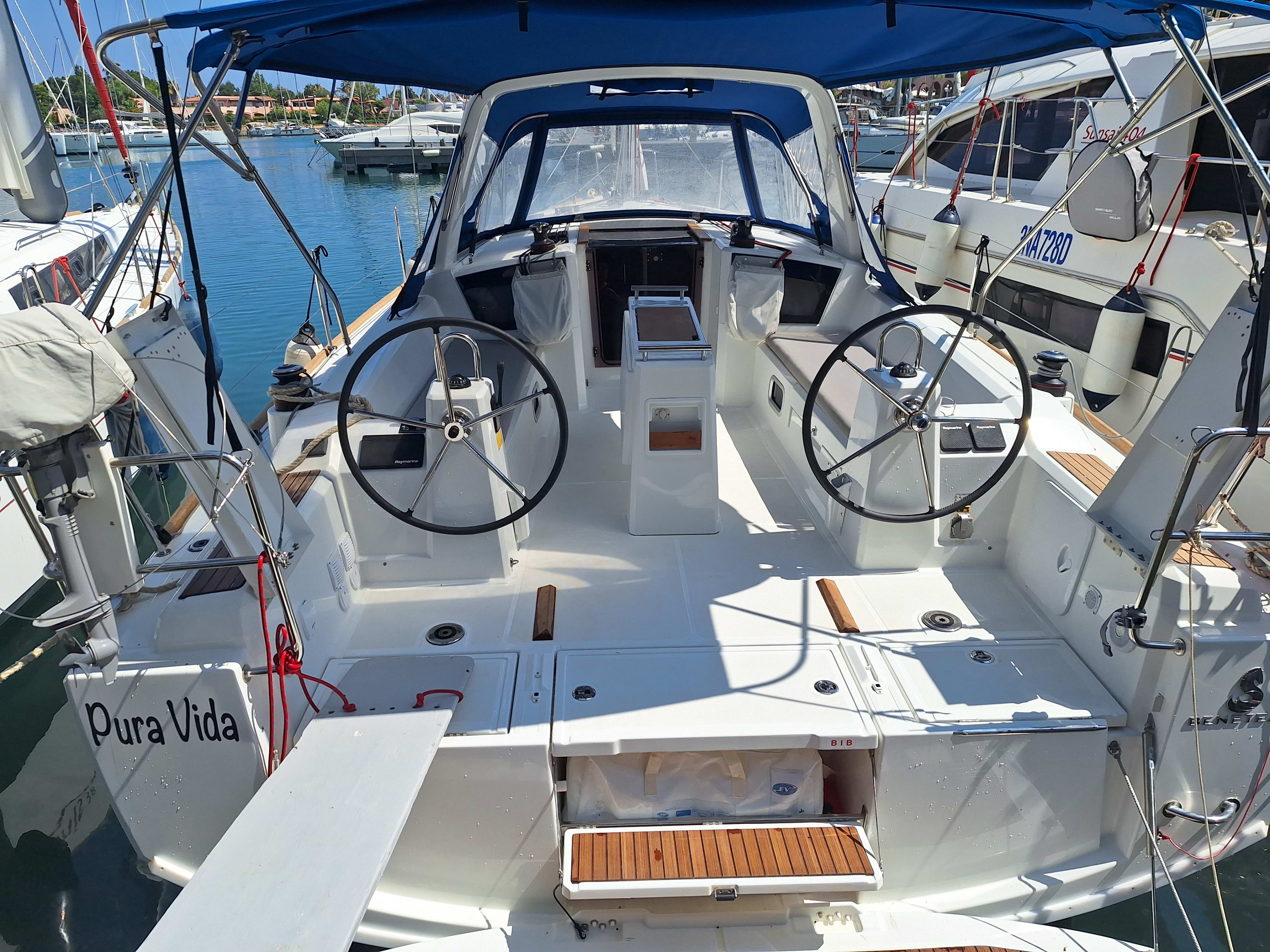 Pura Vida Oceanis 38.1 vor Anker in Furnari / Marina Portorosa