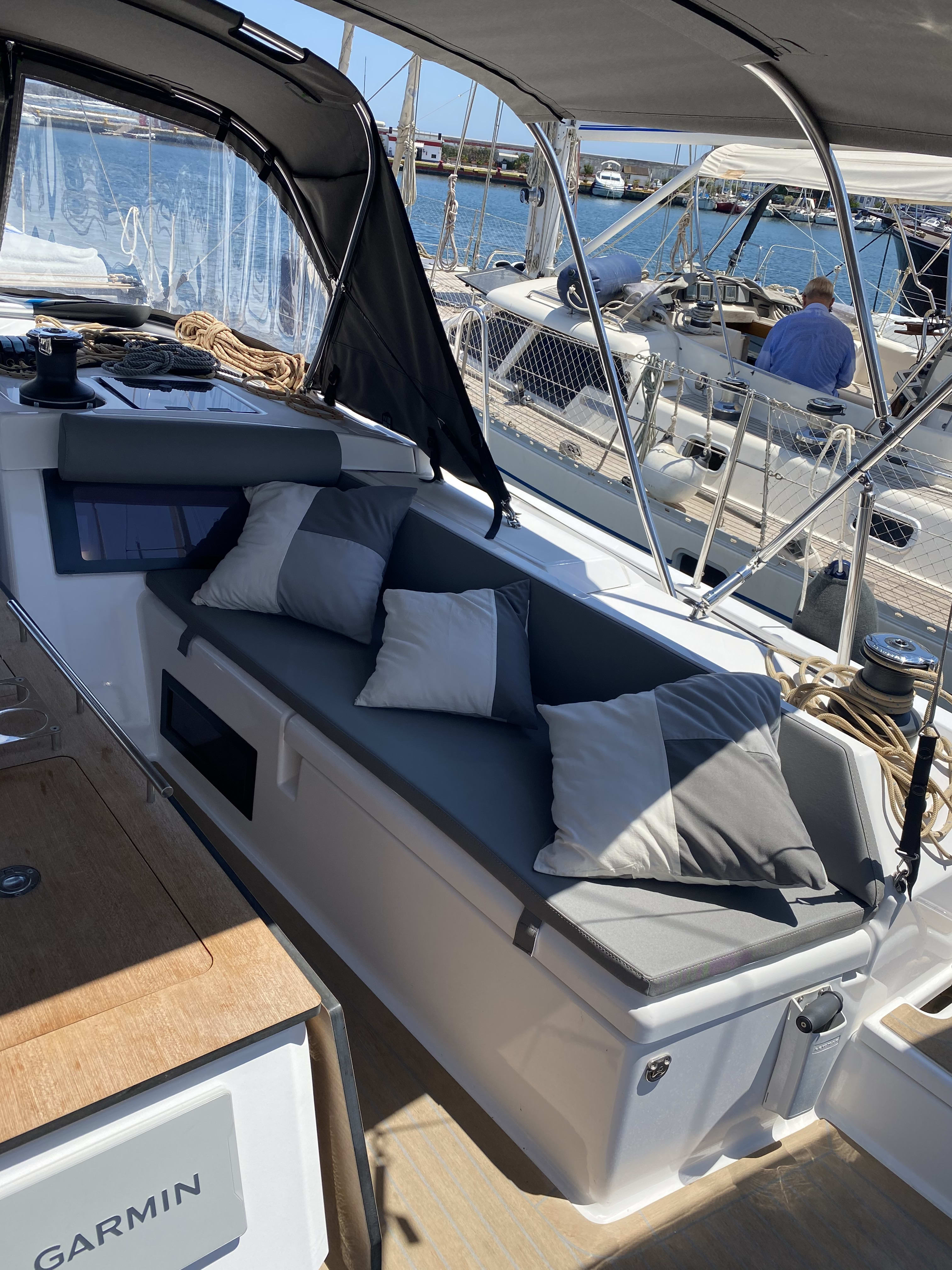 Sama 1 Dufour 470 vor Anker in La Cala (Porto Palermo)