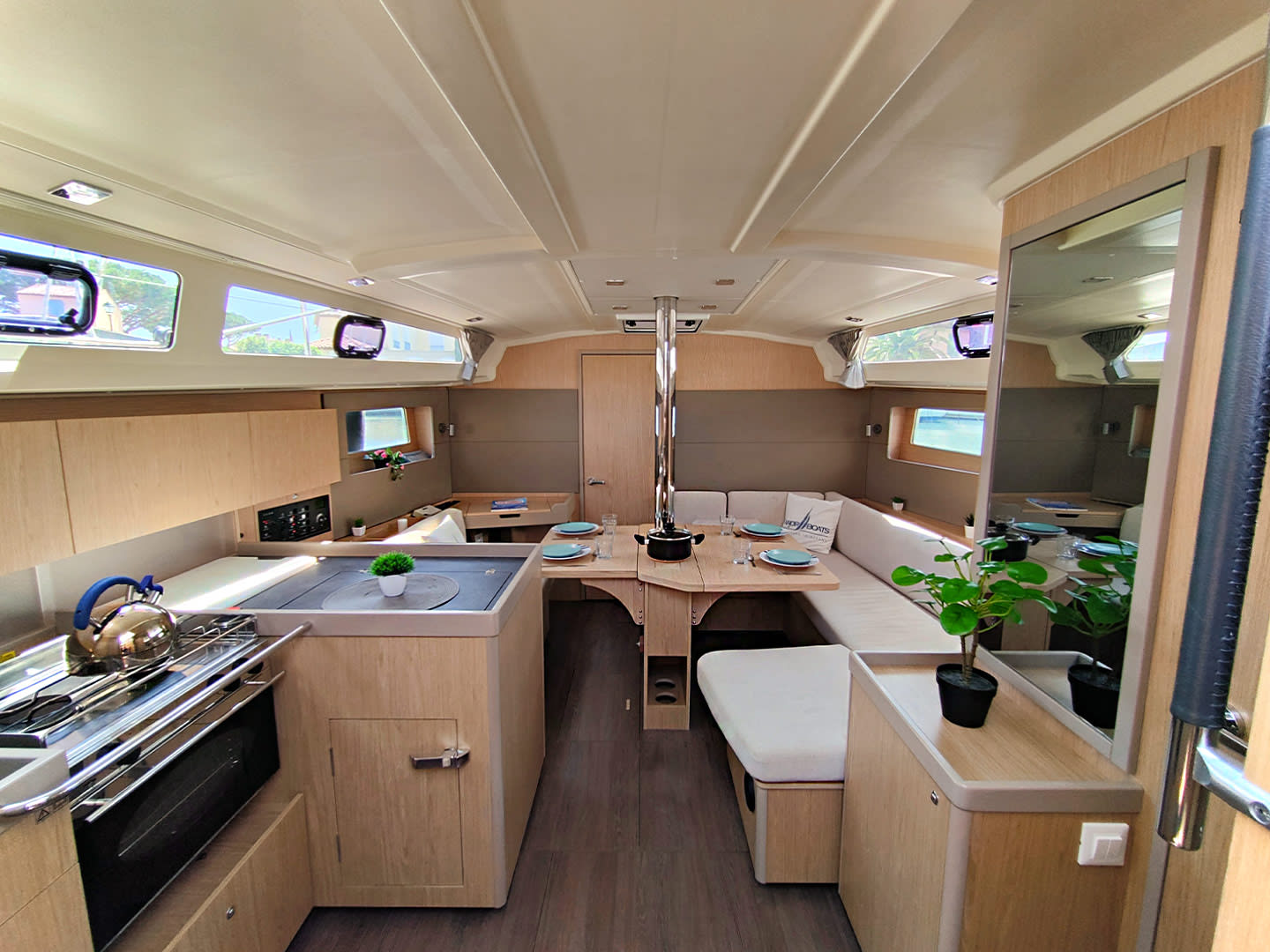 Blue Hop Oceanis 41.1 біля причалу Port Grimaud