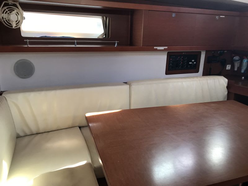 Alboran XXXIV Nini (Radazul) Oceanis 45 amarrado en Puerto Deportivo Radazul