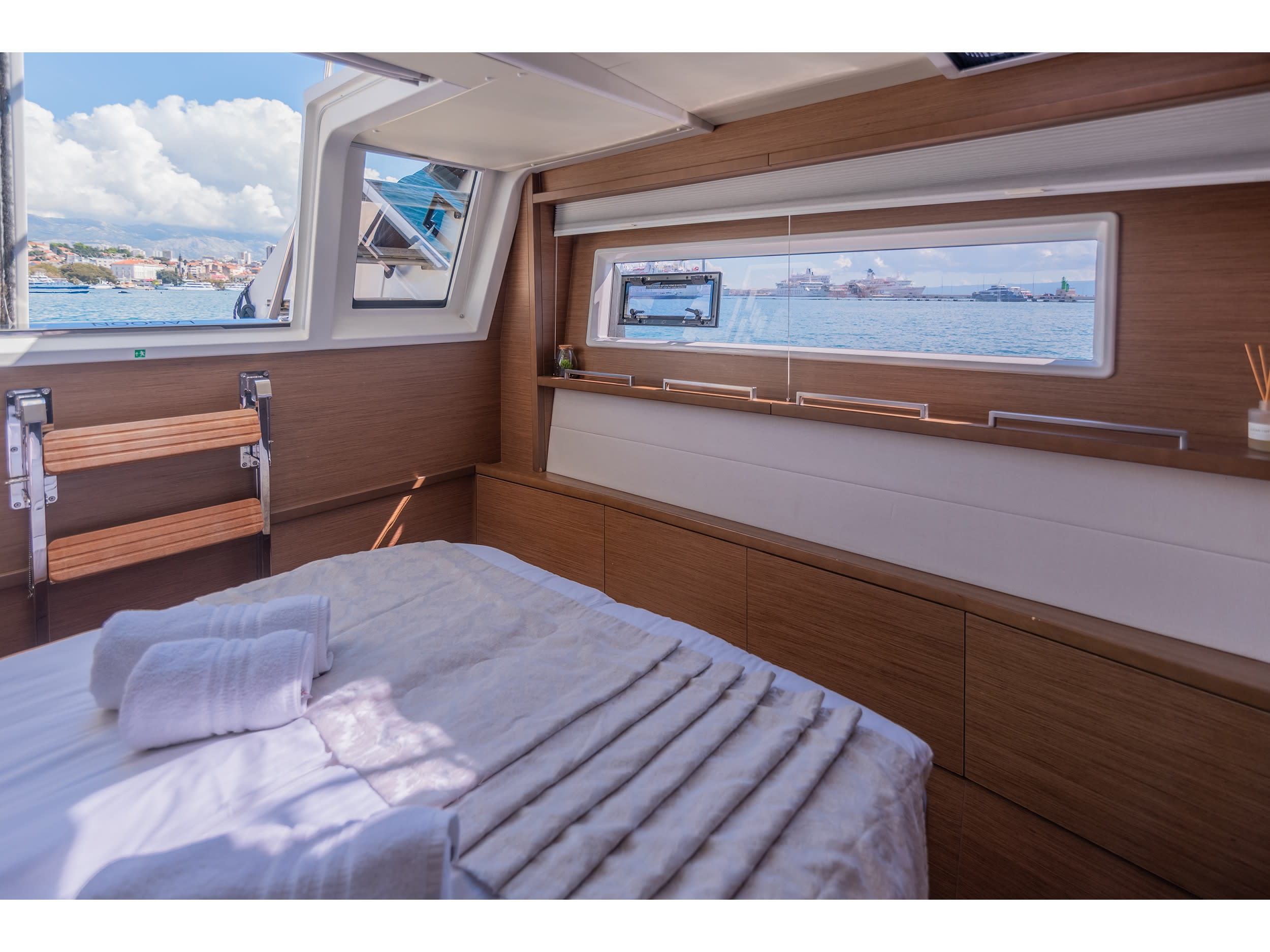 ADRIATIC LION Lagoon 620 amarrado en Port of Split / West Harbour