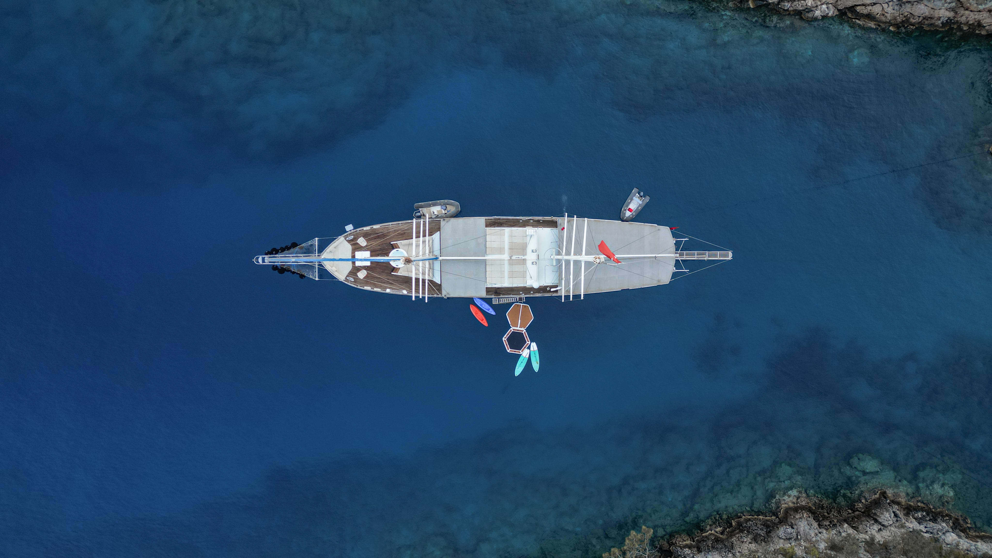 Tarkan 5 Luxury Sailing Yacht vor Anker in Fethiye port