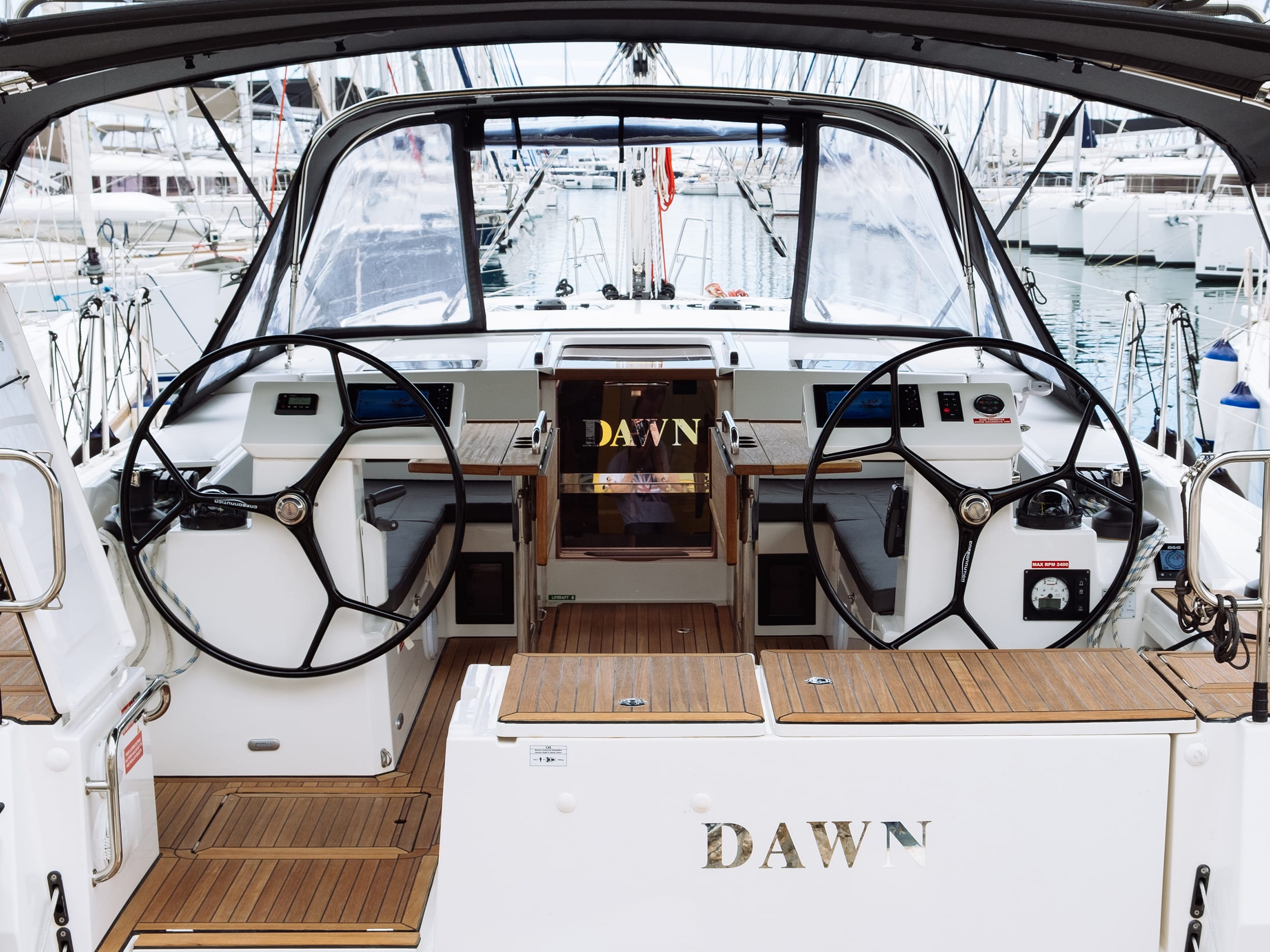 Dawn Bavaria C45 amarrado en Lefkada / D-Marin Marina Lefkas